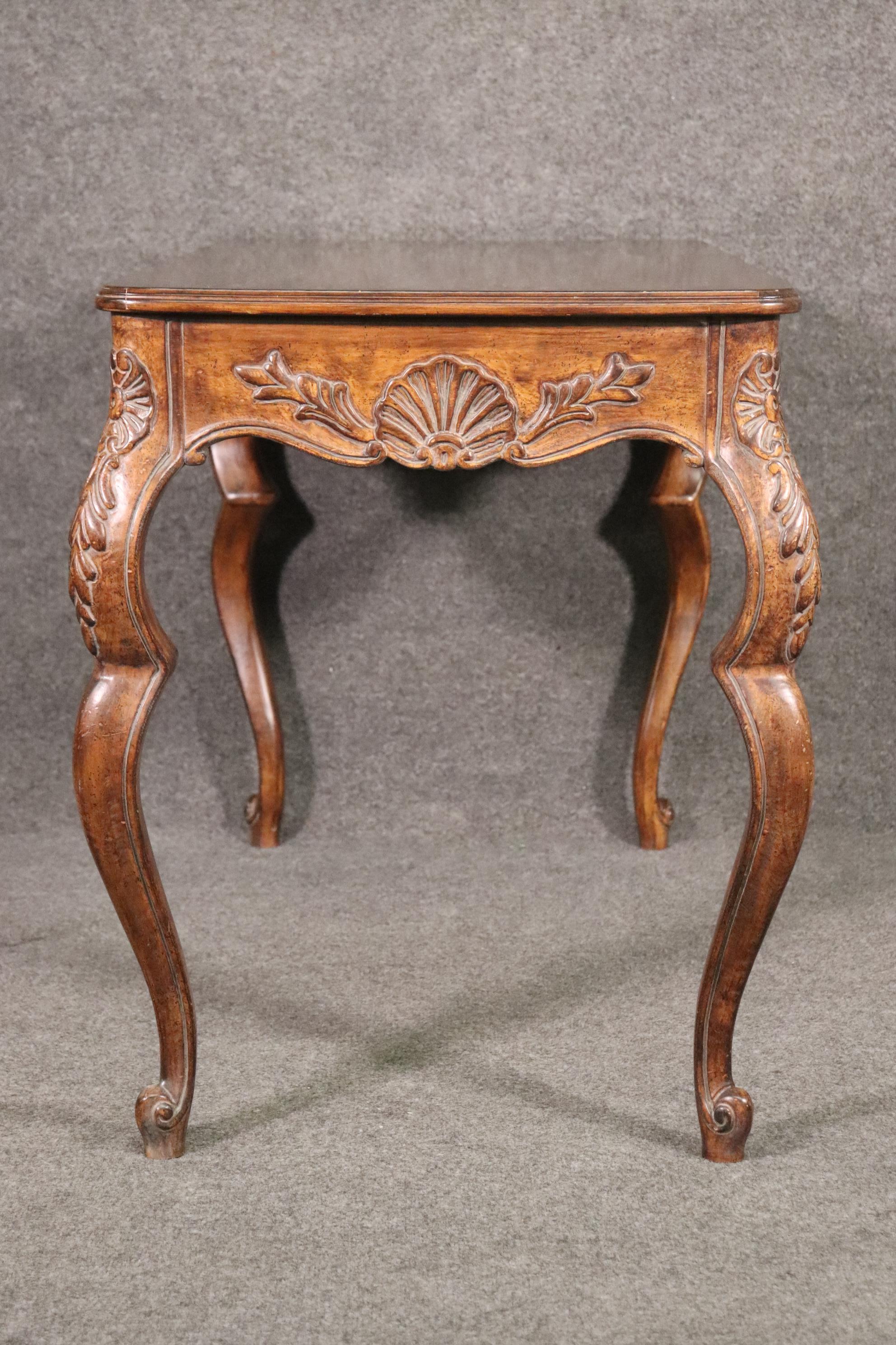 French Louis XV Rococo Style Walnut Writing Desk Table Circa 1960s  In Good Condition For Sale In Swedesboro, NJ