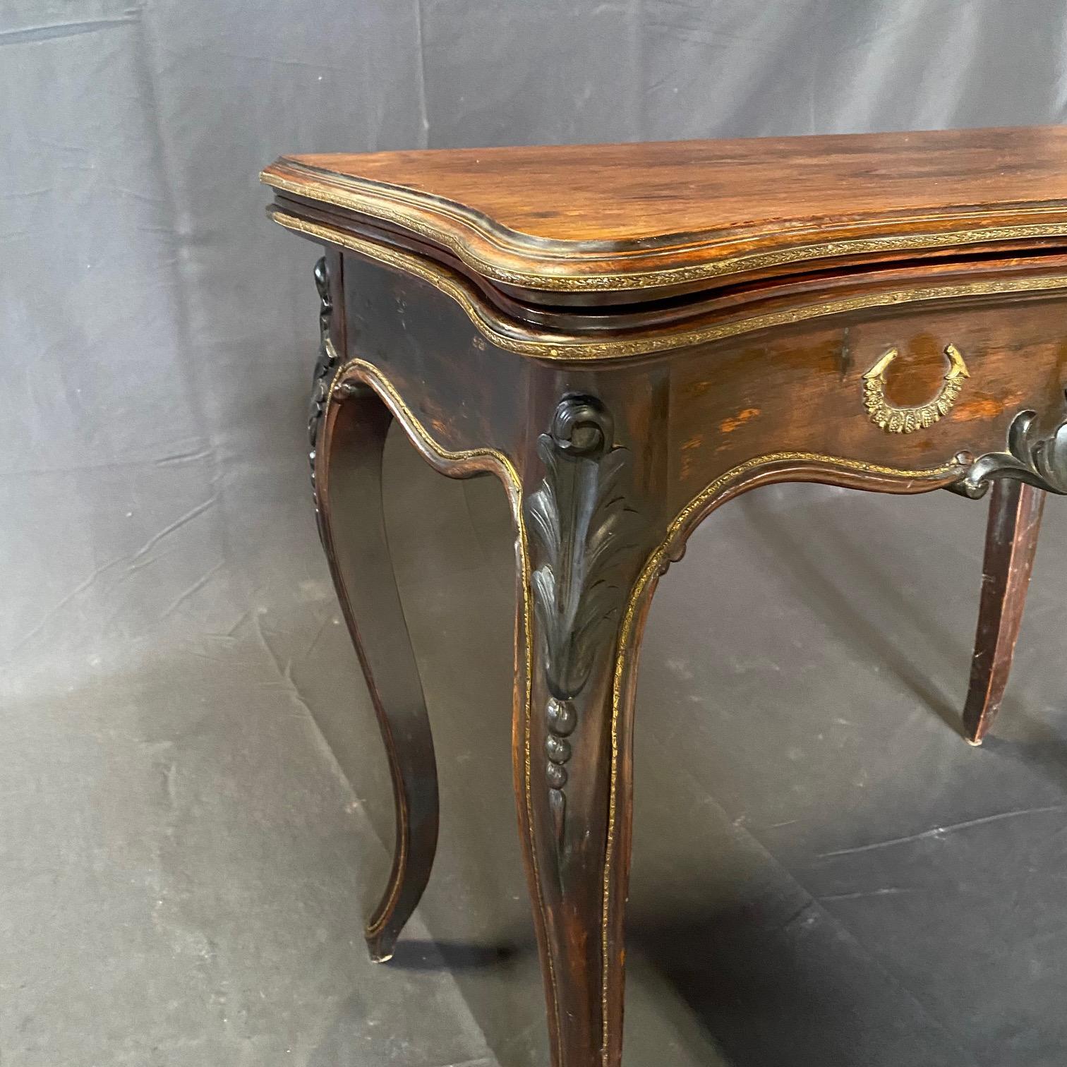 Preciosa chapa de palisandro francés Luis XV provincial  mesa auxiliar o mesa de juego, ¡con un tablero rectangular que se abre a un tablero de juego de fieltro! Cuando está cerrada, la mesa sirve como una impresionante mesa auxiliar o de acento con