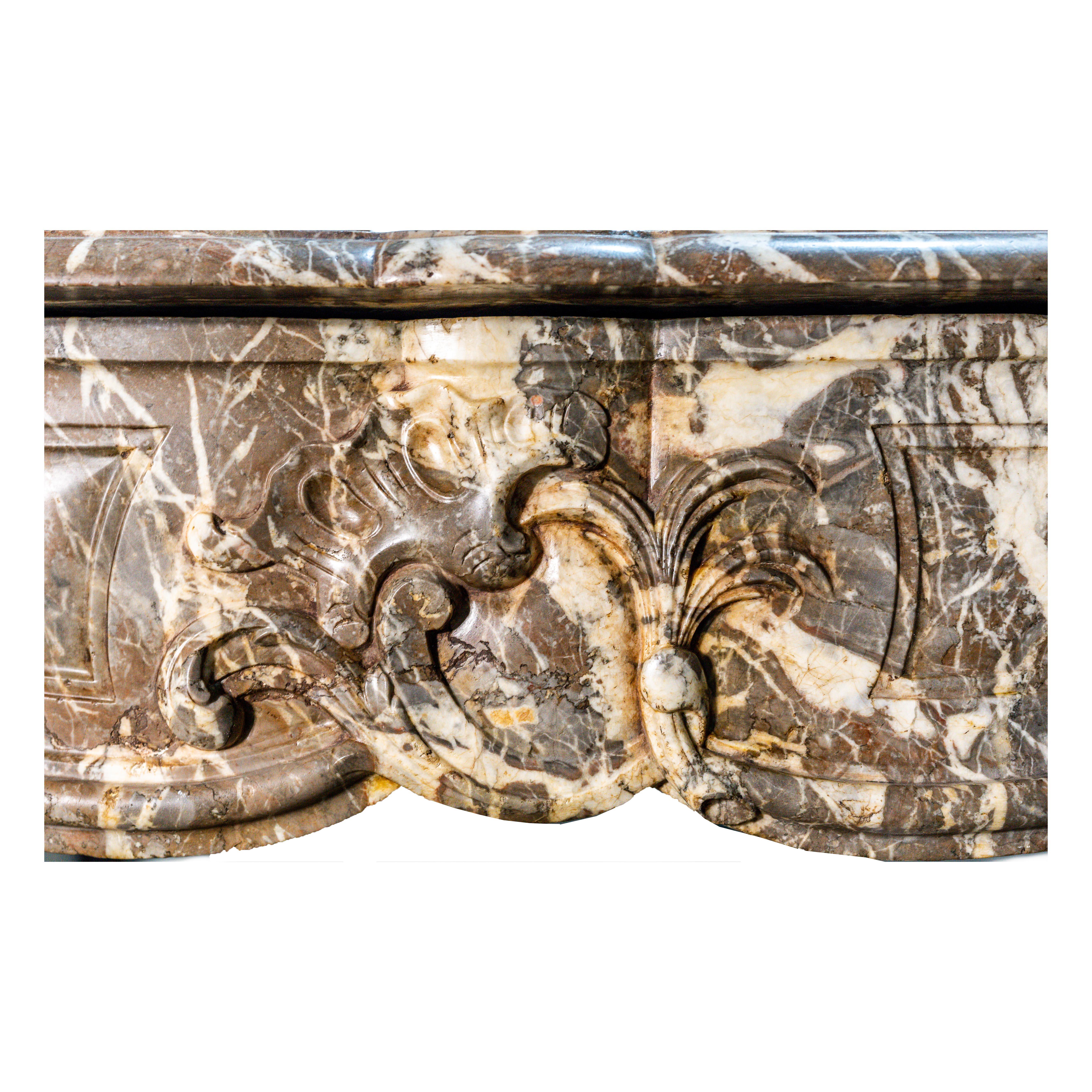 Französischer Louis XV Rouge Marmorkaminmantel (Neurokoko) im Angebot
