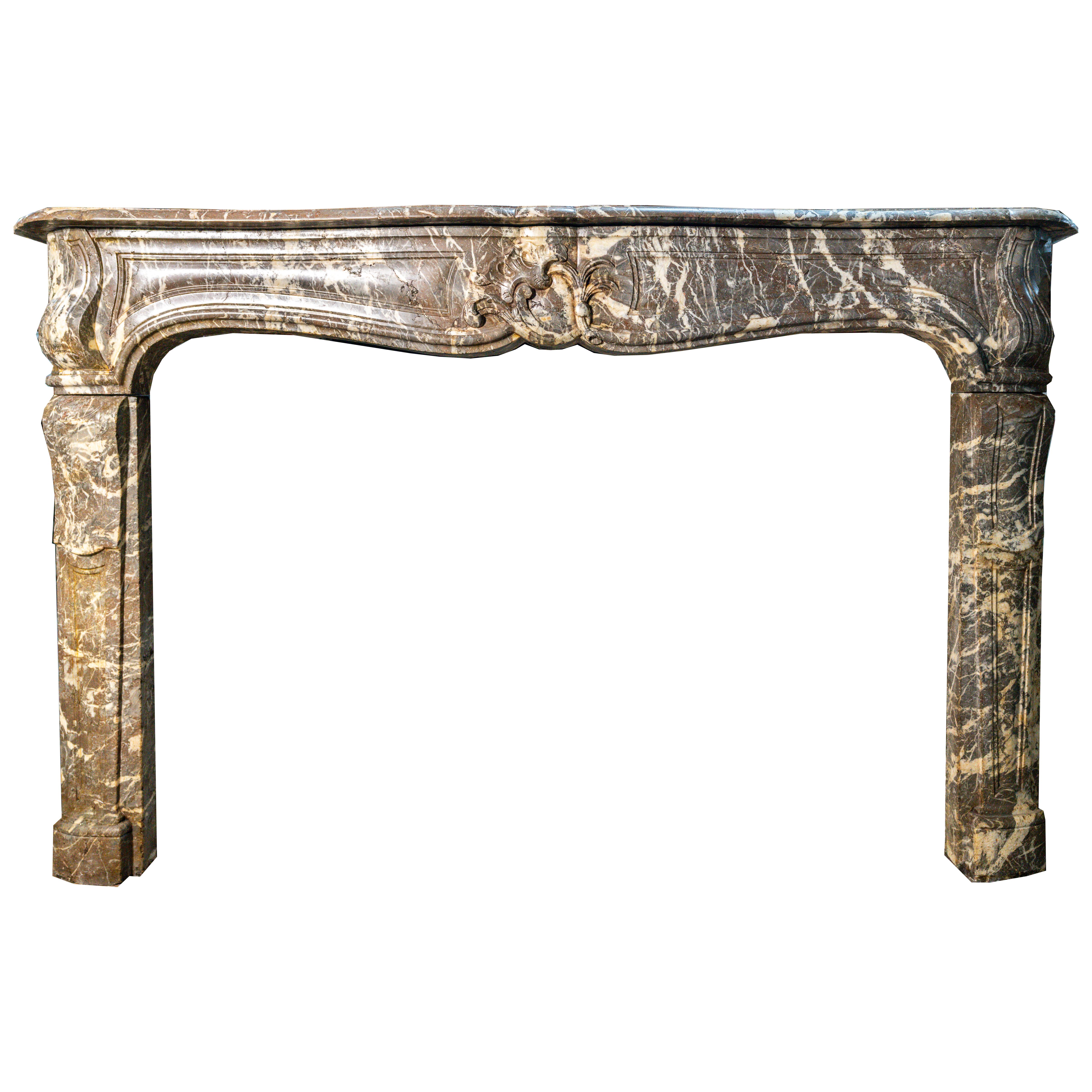 Französischer Louis XV Rouge Marmorkaminmantel (Handgeschnitzt) im Angebot
