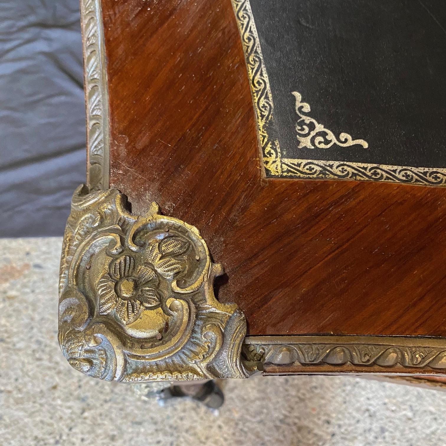 French Louis XV Satinwood and Mahogany Bureau Plat Leather Top Writing Desk In Good Condition For Sale In Hopewell, NJ