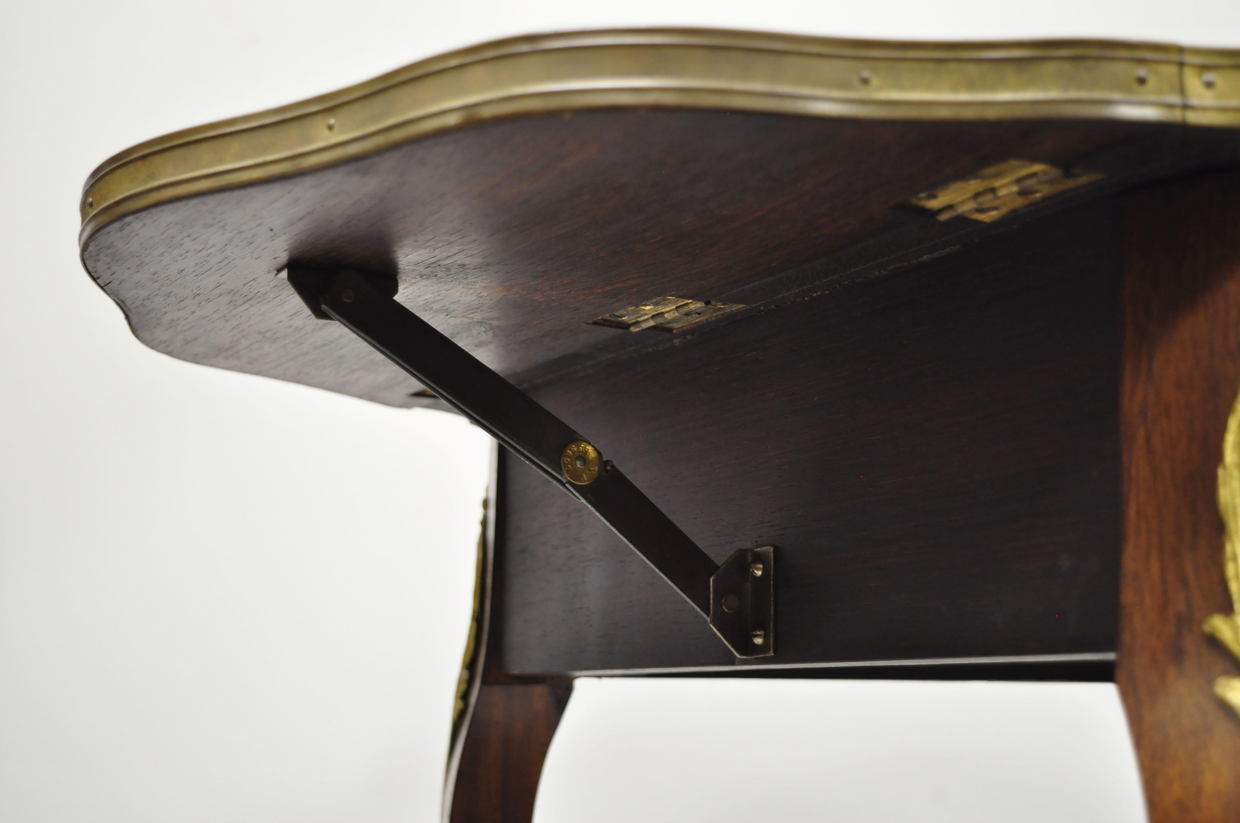 Table d'appoint française Louis XV à trois abattants en bois de citronnier incrusté avec bronze doré en vente 6
