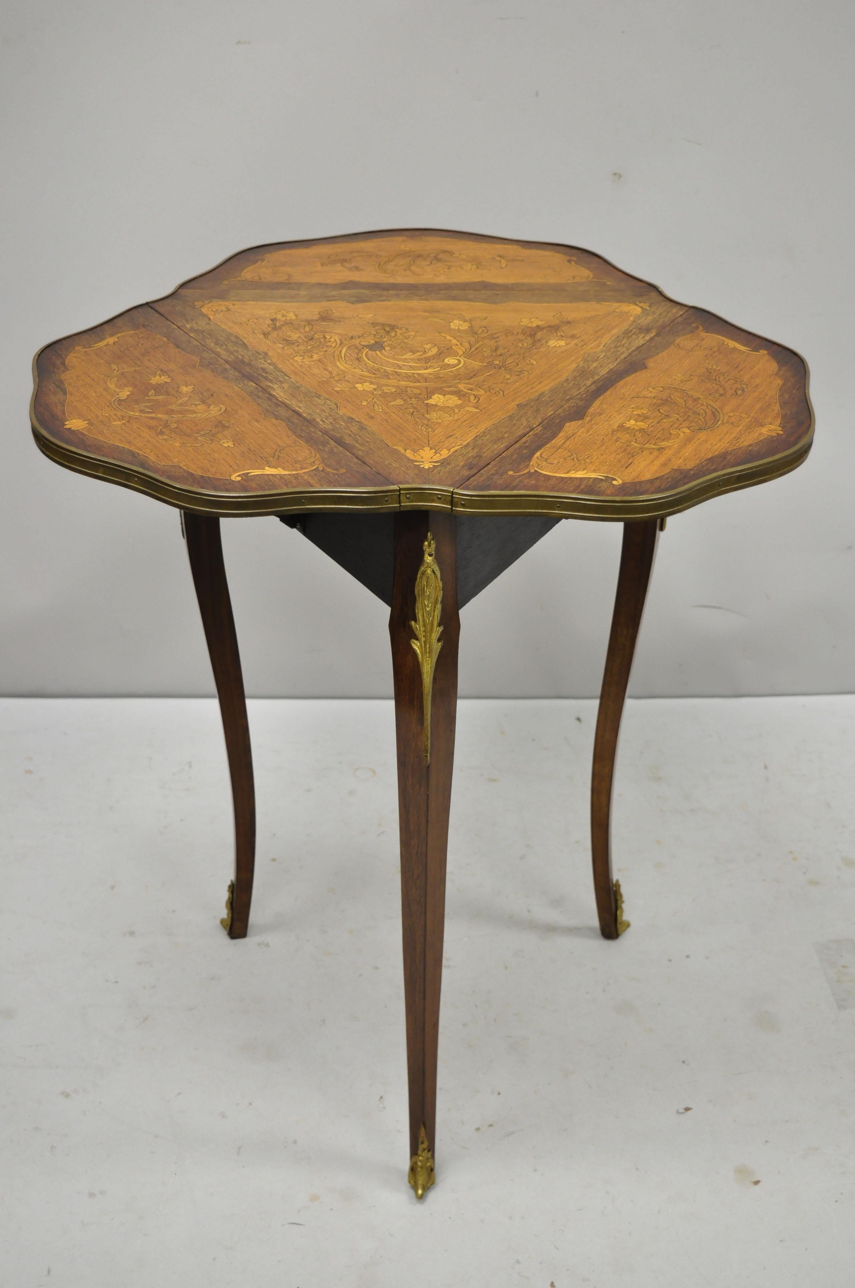 Français Table d'appoint française Louis XV à trois abattants en bois de citronnier incrusté avec bronze doré en vente