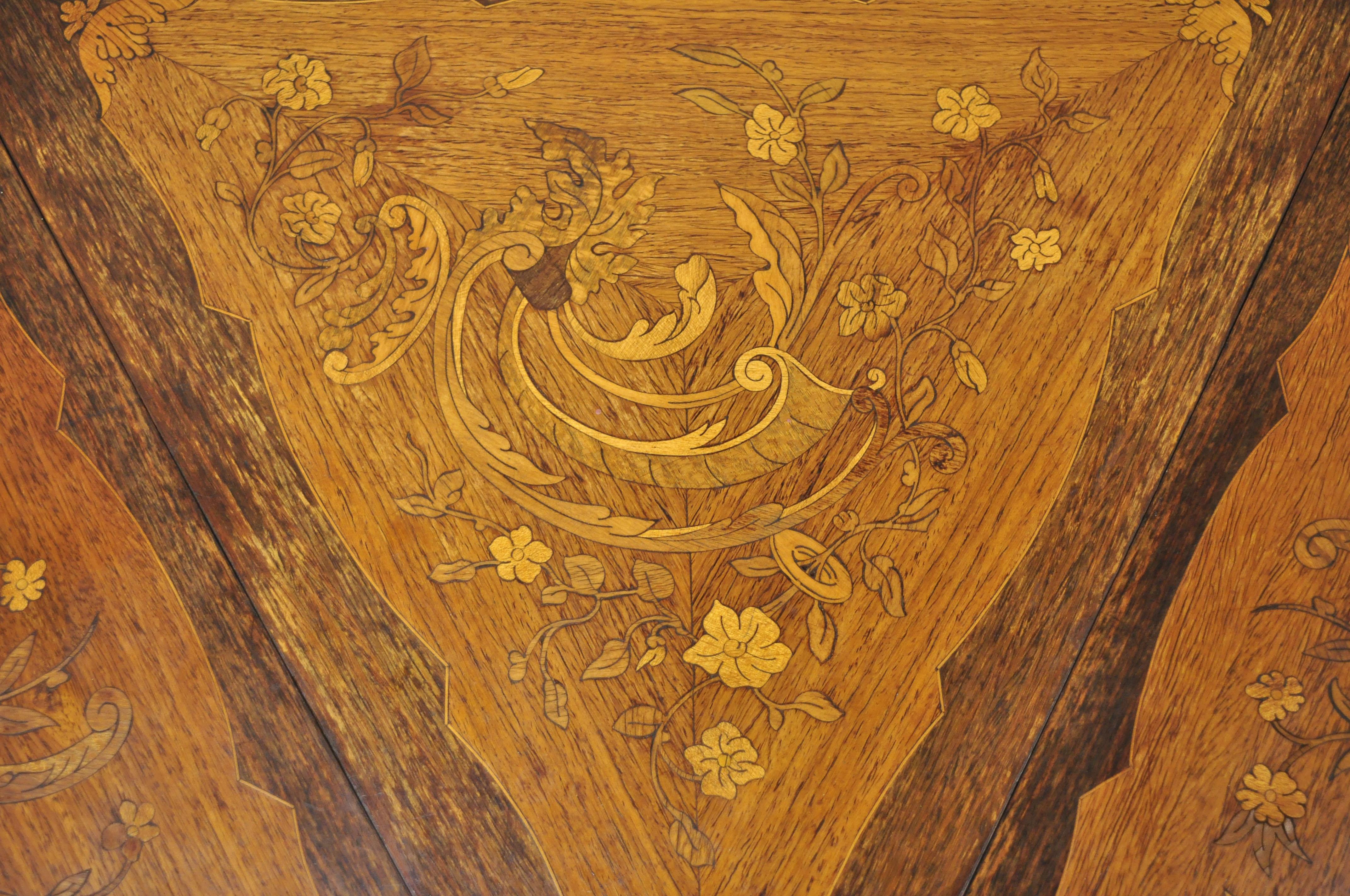 Dreifacher klappbarer Beistelltisch aus Seidenholz mit Bronze-Goldbronze-Intarsien, Louis XV.-Stil im Angebot 1