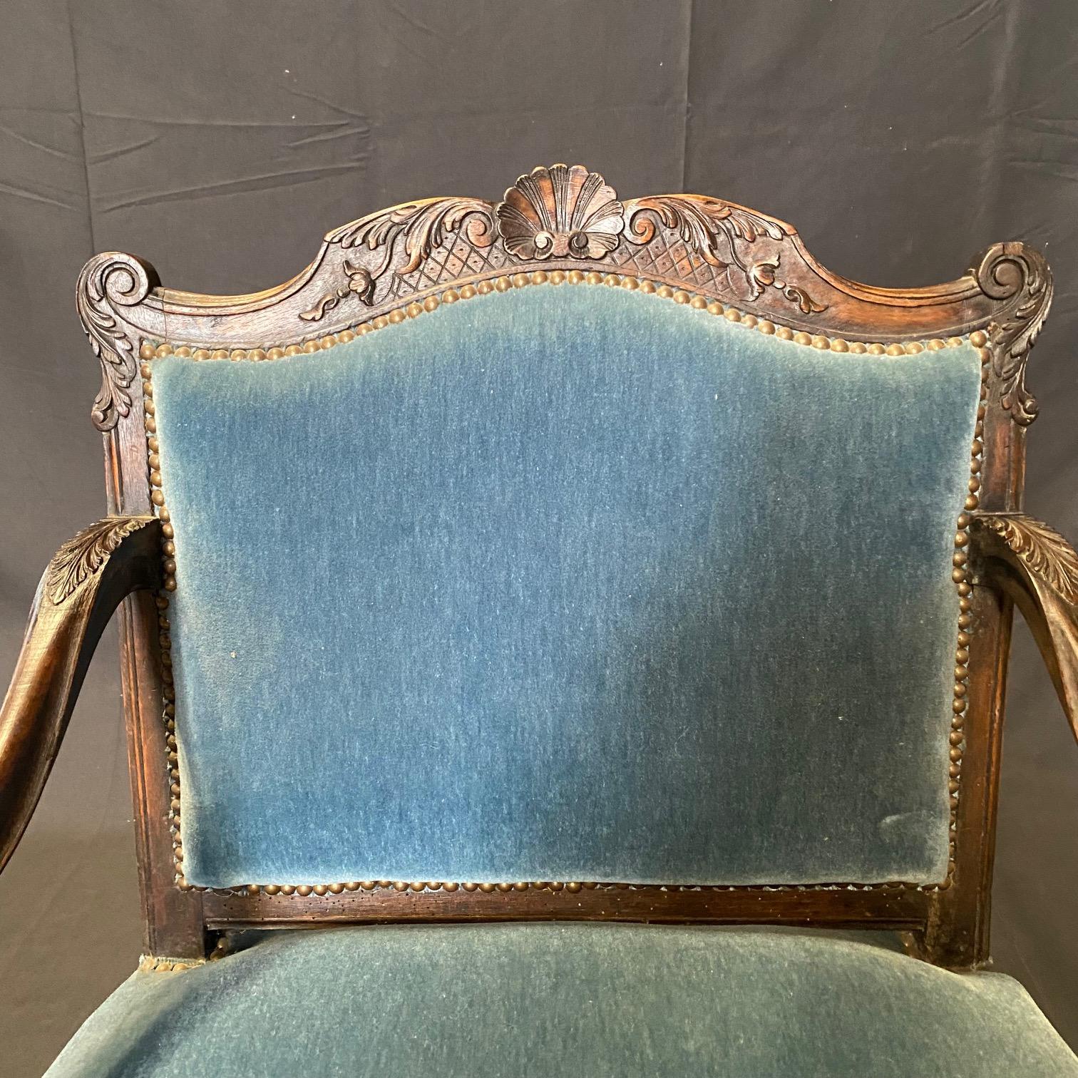 French Louis XV Set of 4 Chairs with Original Blue Mohair Upholstery In Good Condition For Sale In Hopewell, NJ