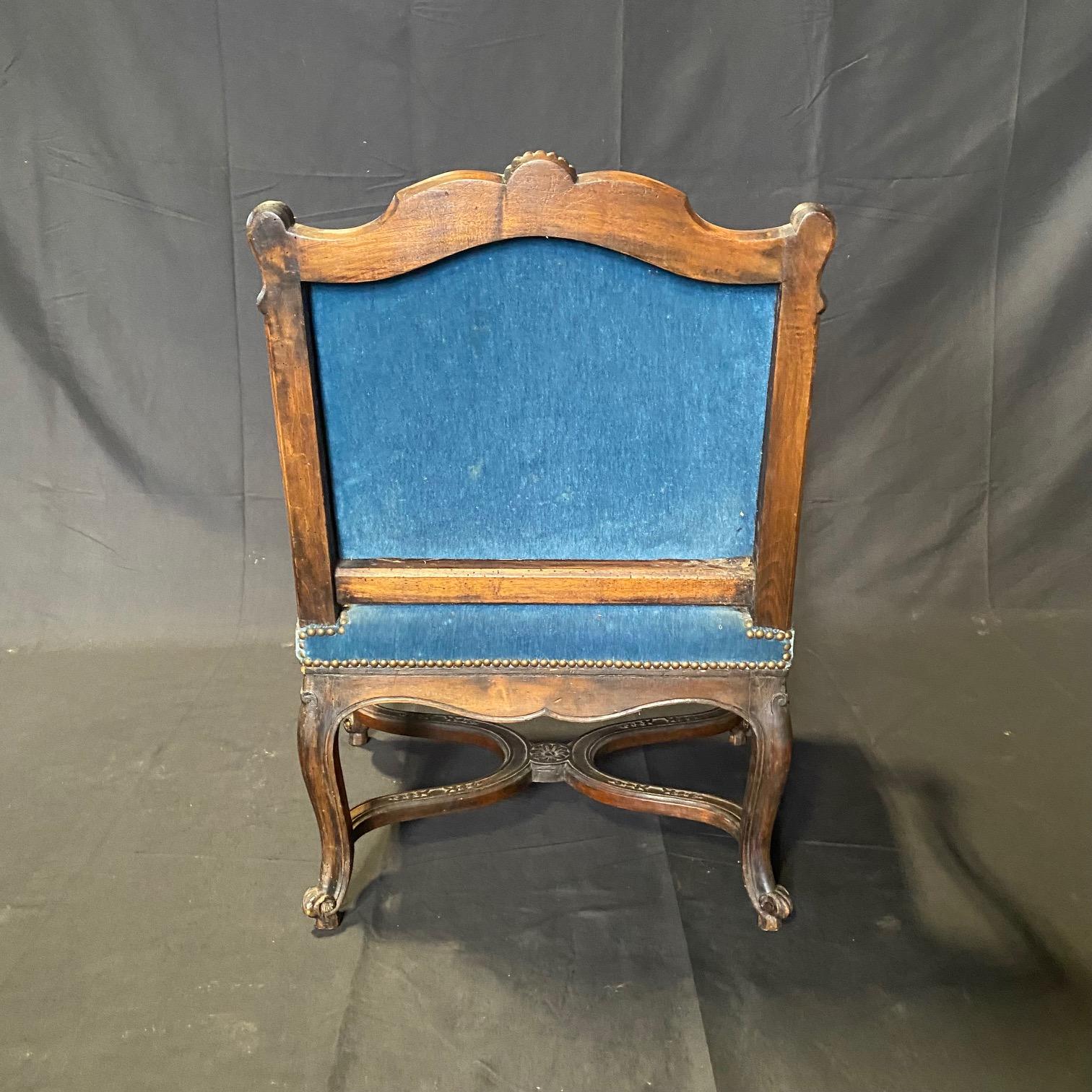 French Louis XV Set of 4 Chairs with Original Blue Mohair Upholstery For Sale 3