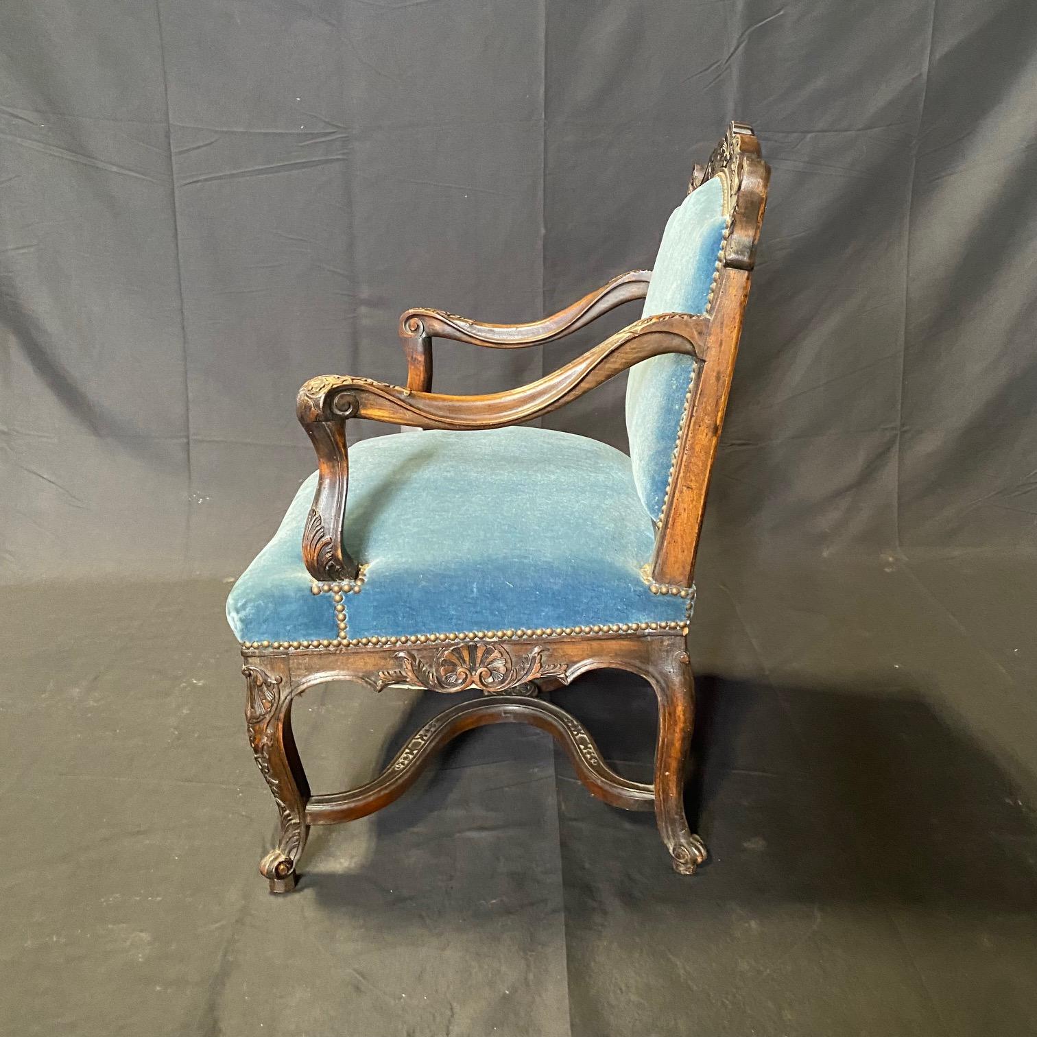 French Louis XV Set of 4 Chairs with Original Blue Mohair Upholstery For Sale 4