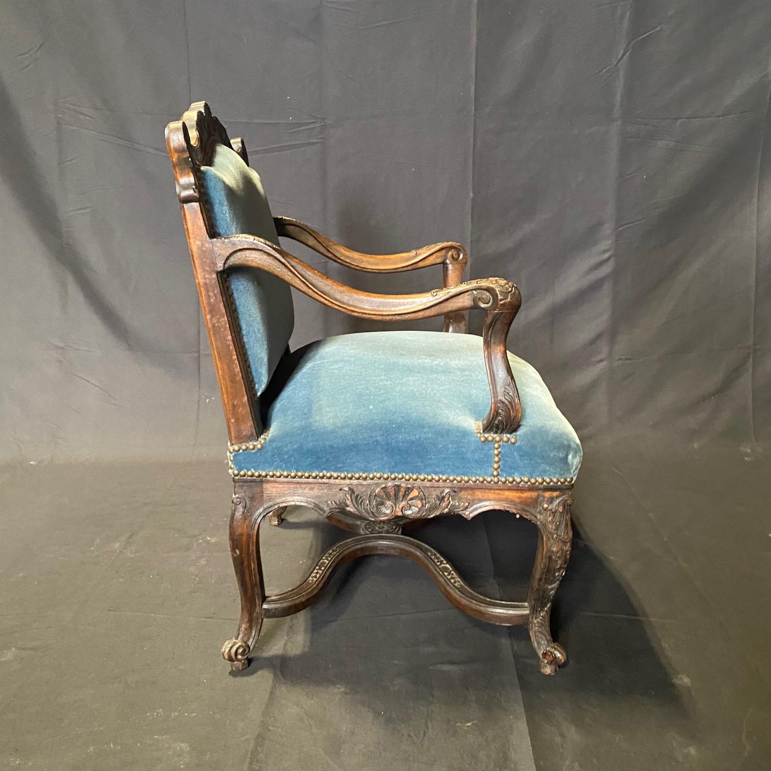 French Louis XV Set of 4 Chairs with Original Blue Mohair Upholstery For Sale 5