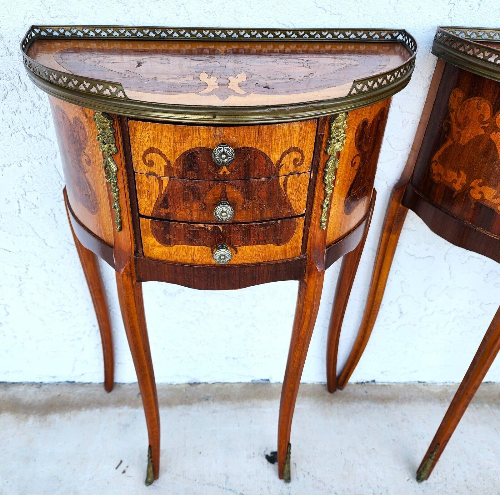 French Louis XV Side Accent Bedside Tables In Good Condition For Sale In Lake Worth, FL