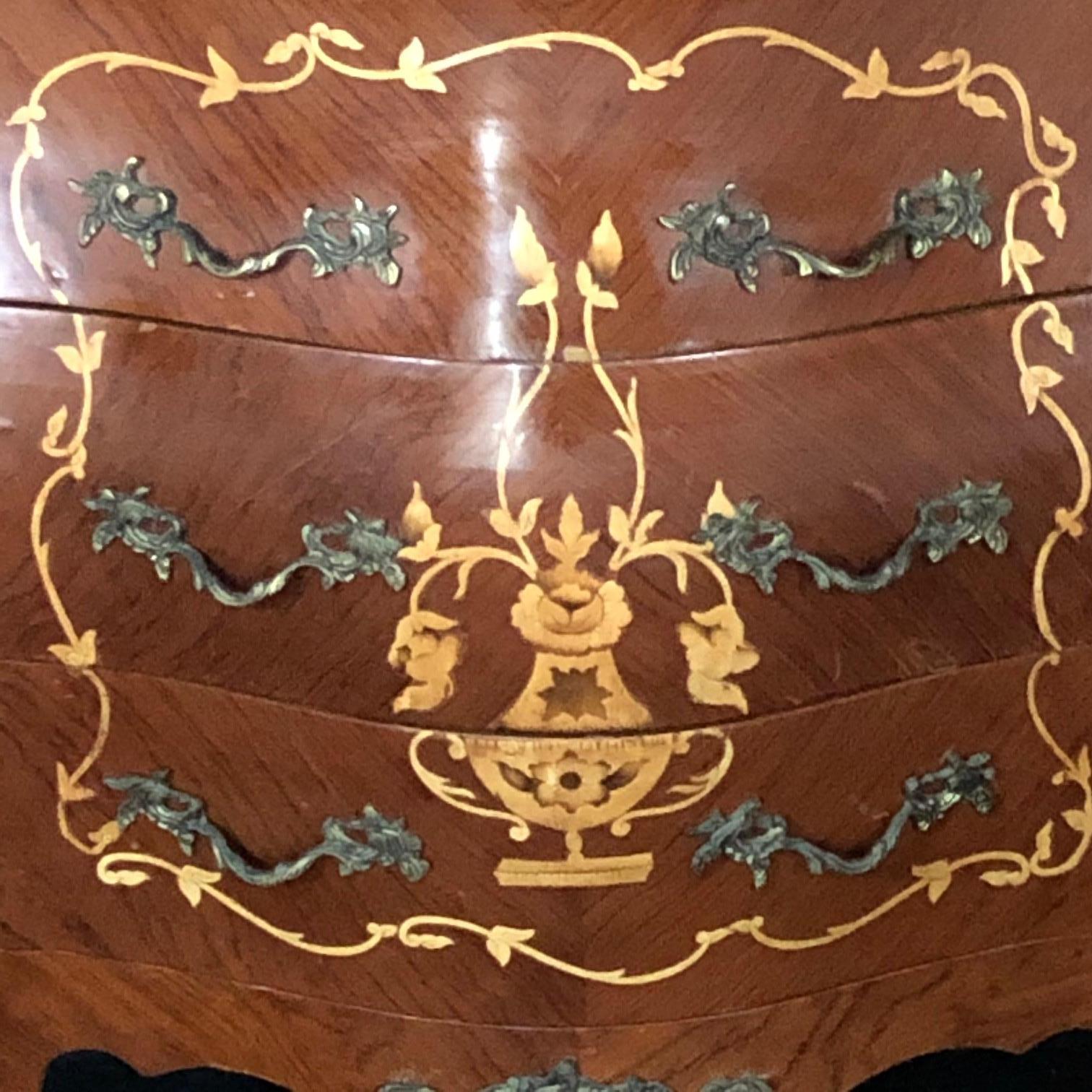 Table d'appoint ou table de nuit française de style Louis XV avec plateau en marbre crème Bon état - En vente à Hopewell, NJ