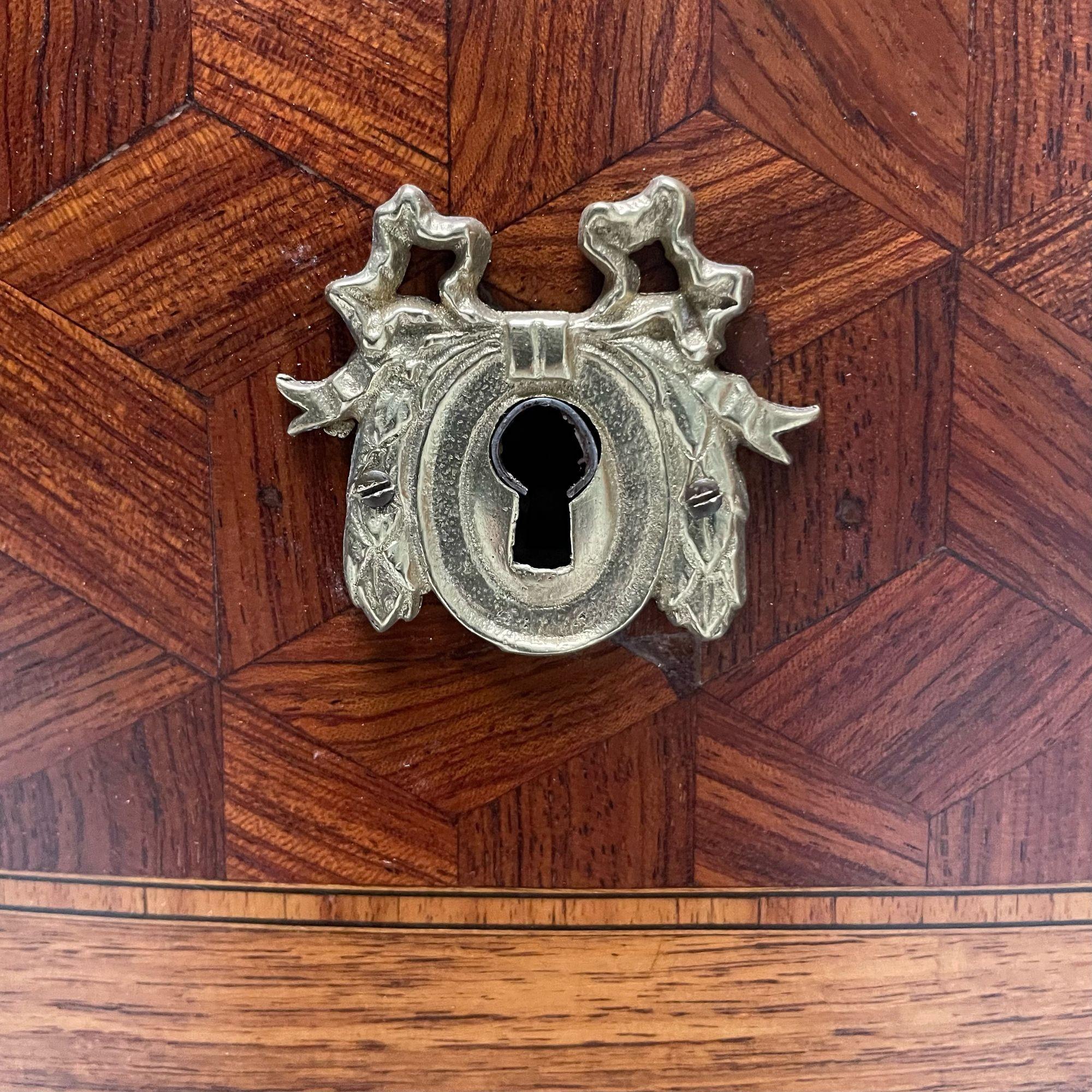 Tables d'appoint françaises Louis XV, marqueterie, marbre, laiton, France, années 1930 en vente 5