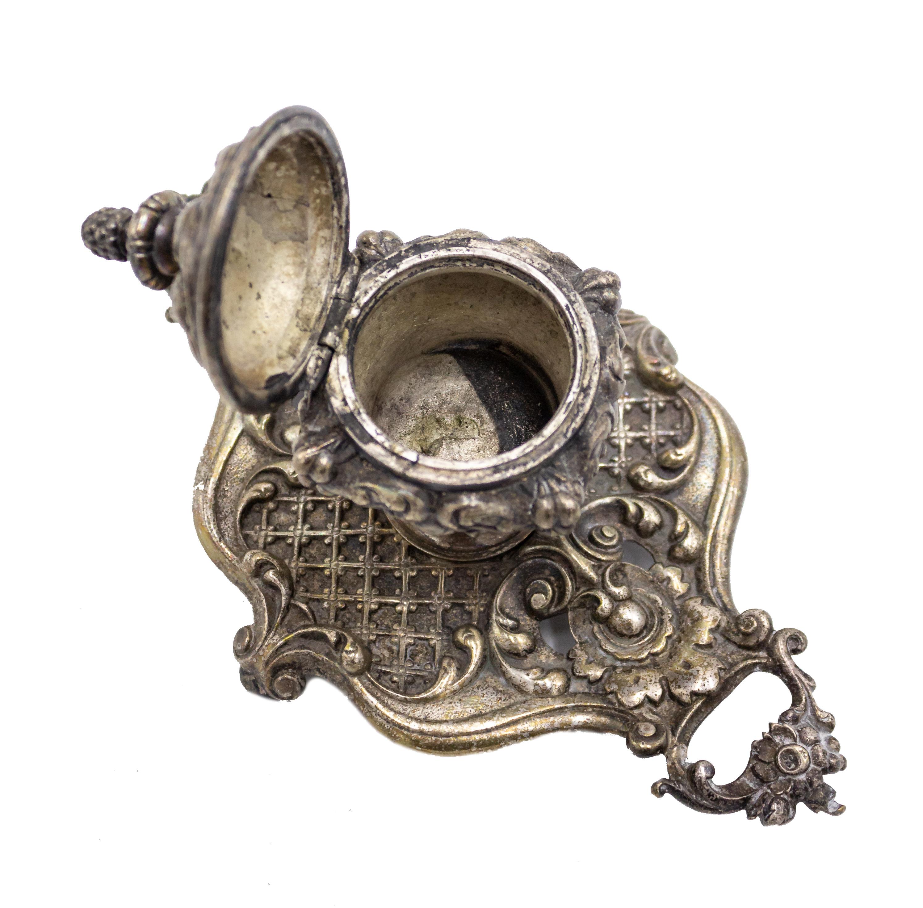 French Louis XV-style (19/20th Century) silver plate on bronze oval shaped inkwell with handles and acorn finial.
 