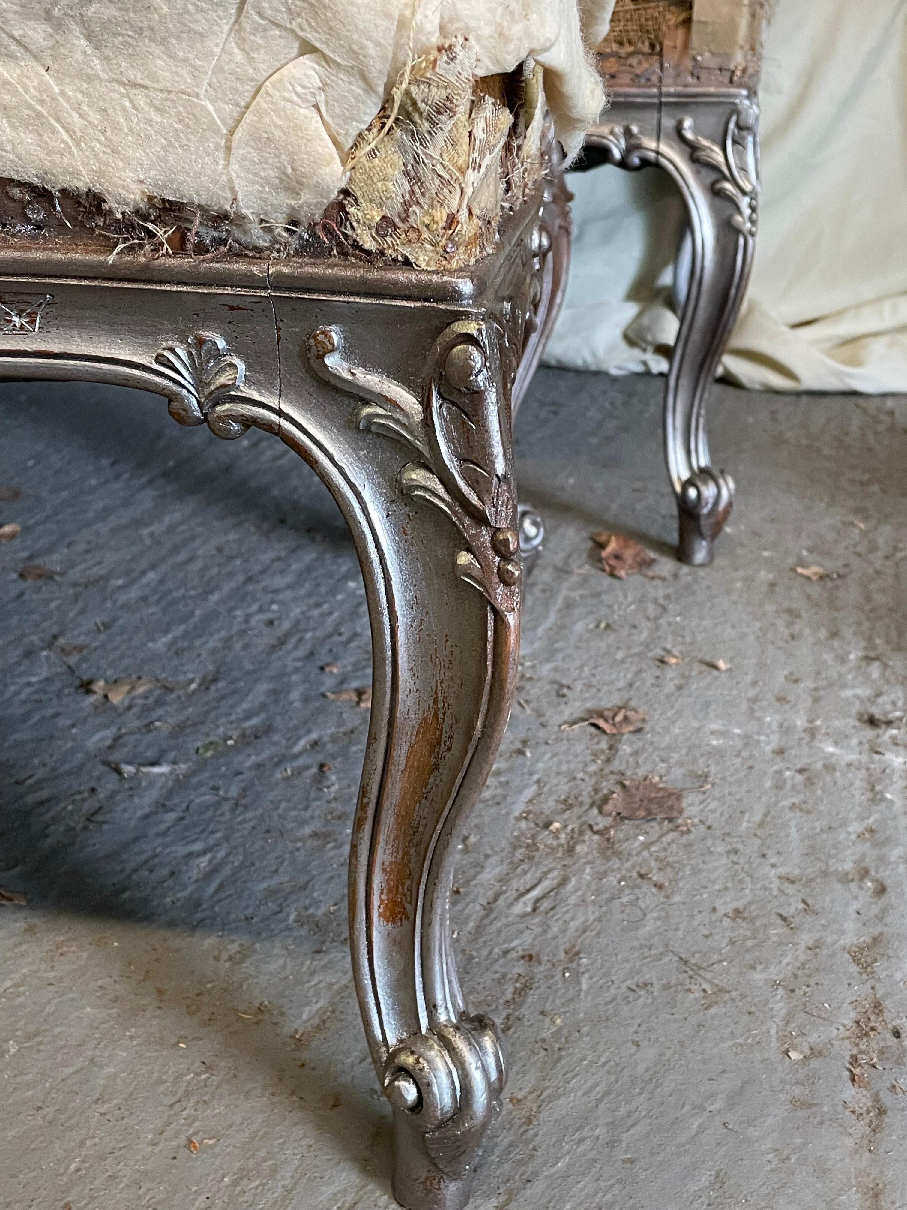 Französisch Louis XV Silber Giltwood geschnitzt dreiteilige Salon oder Salon-Suite (19. Jahrhundert) im Angebot