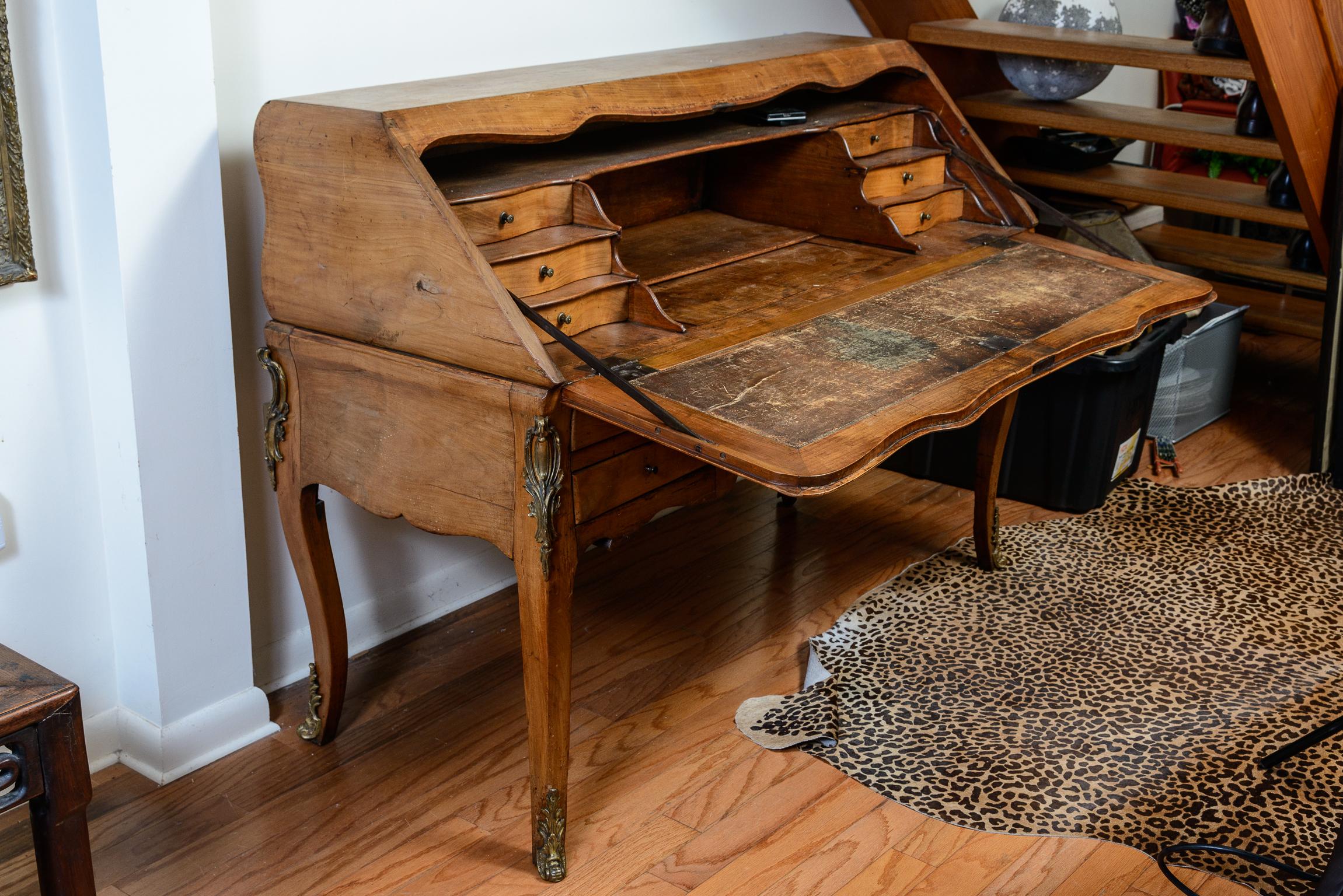 Louis XV.  Schreibtisch „Bureau De Pente“ , gelbe Birke, 18. Jahrhundert. im Angebot 3