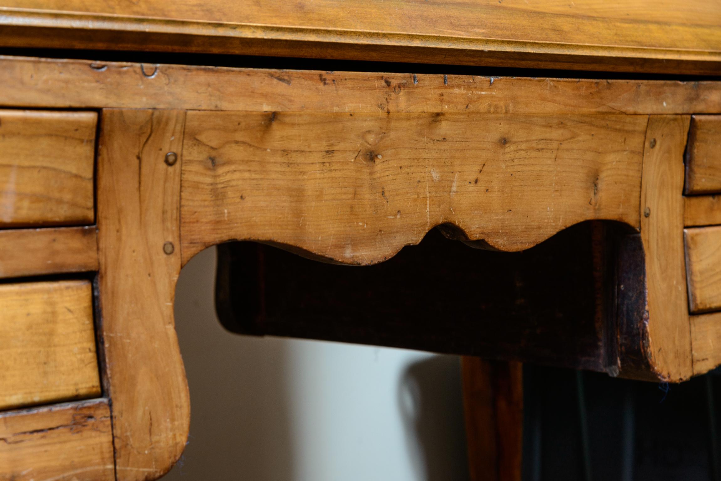 Louis XV.  Schreibtisch „Bureau De Pente“ , gelbe Birke, 18. Jahrhundert. im Angebot 4