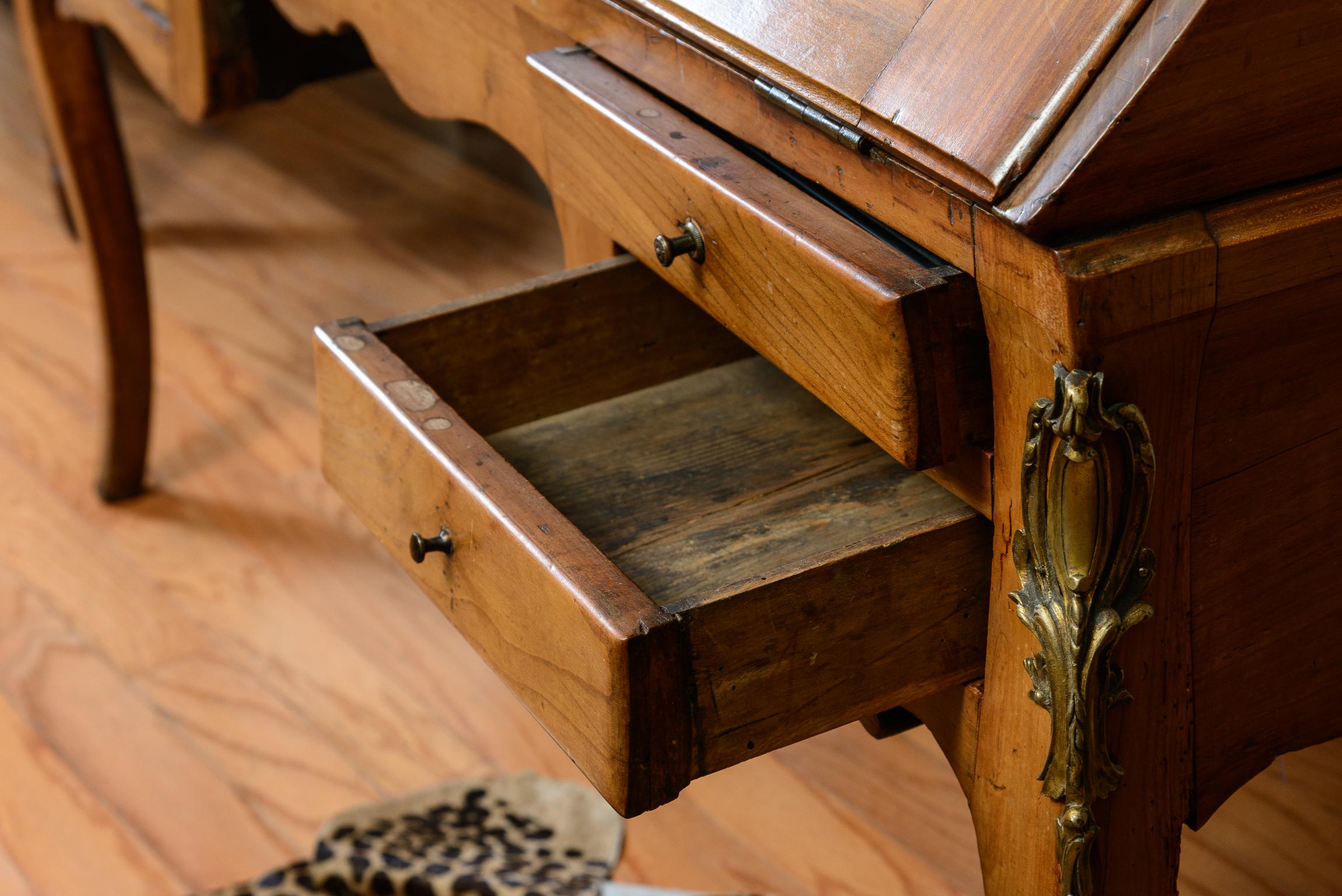 Louis XV.  Schreibtisch „Bureau De Pente“ , gelbe Birke, 18. Jahrhundert. im Angebot 7