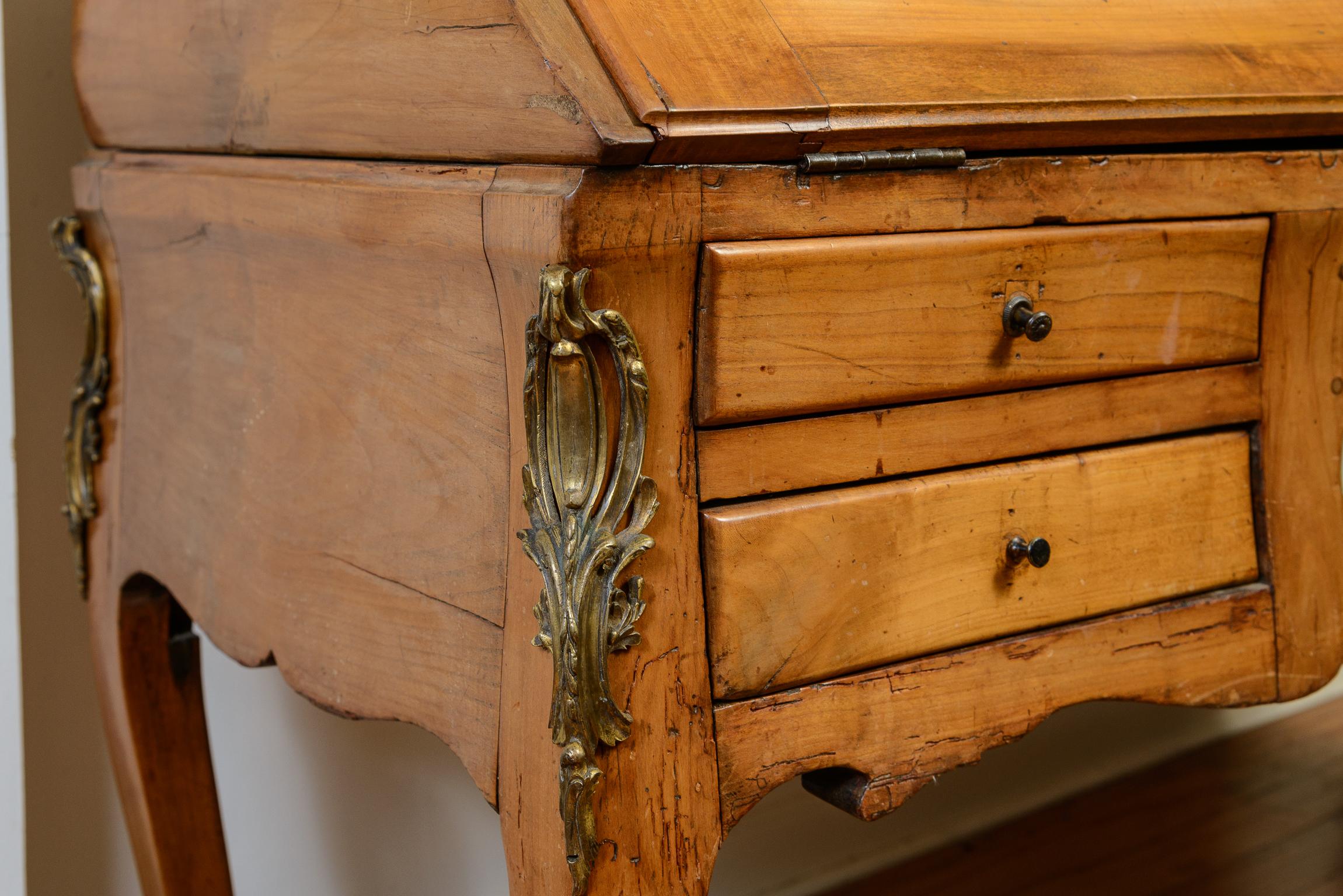 Louis XV.  Schreibtisch „Bureau De Pente“ , gelbe Birke, 18. Jahrhundert. im Angebot 8