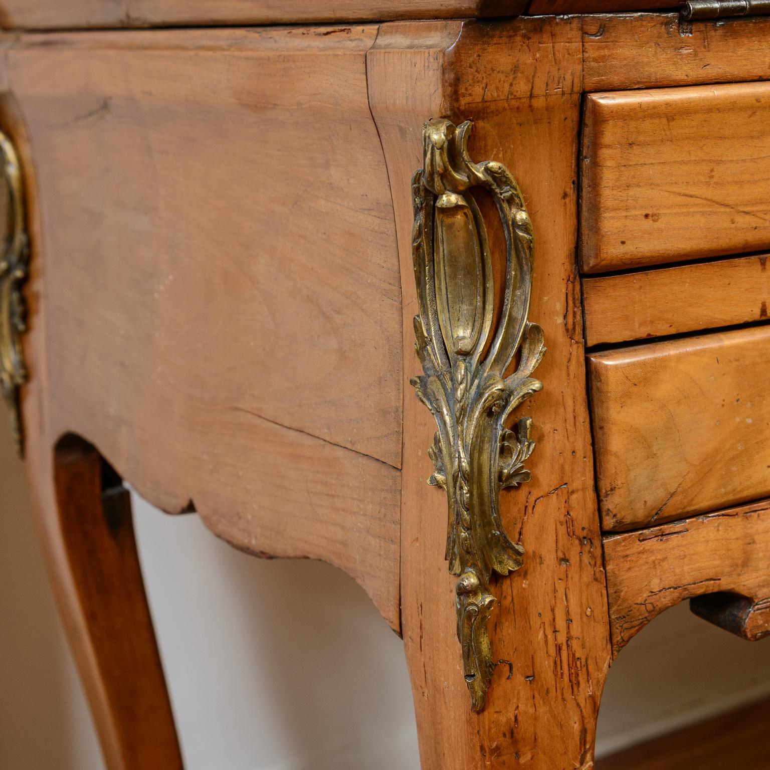 Louis XV.  Schreibtisch „Bureau De Pente“ , gelbe Birke, 18. Jahrhundert. im Angebot 9