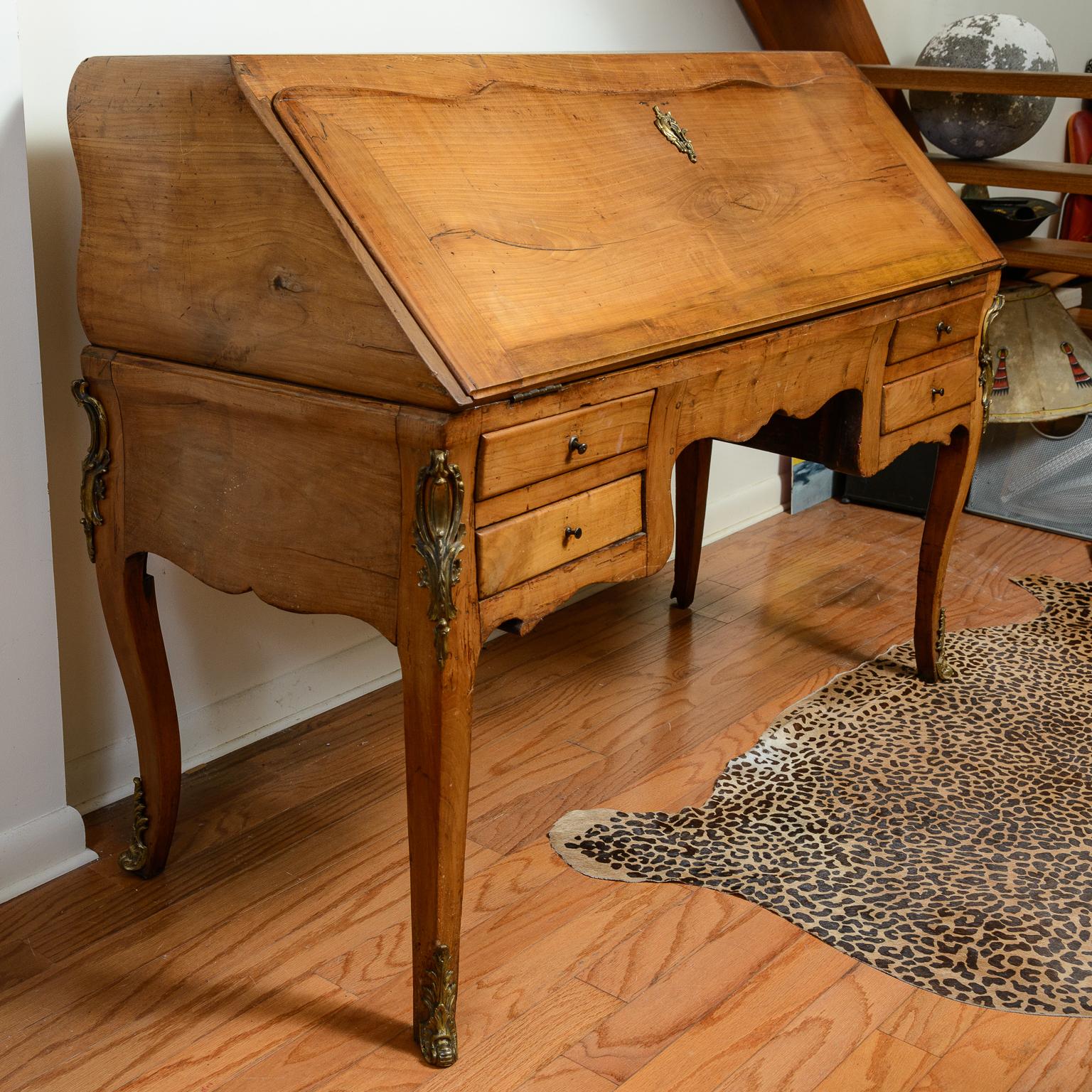 Soeben eingetroffen, dieser französische Louis XV-Schrägschreibtisch 