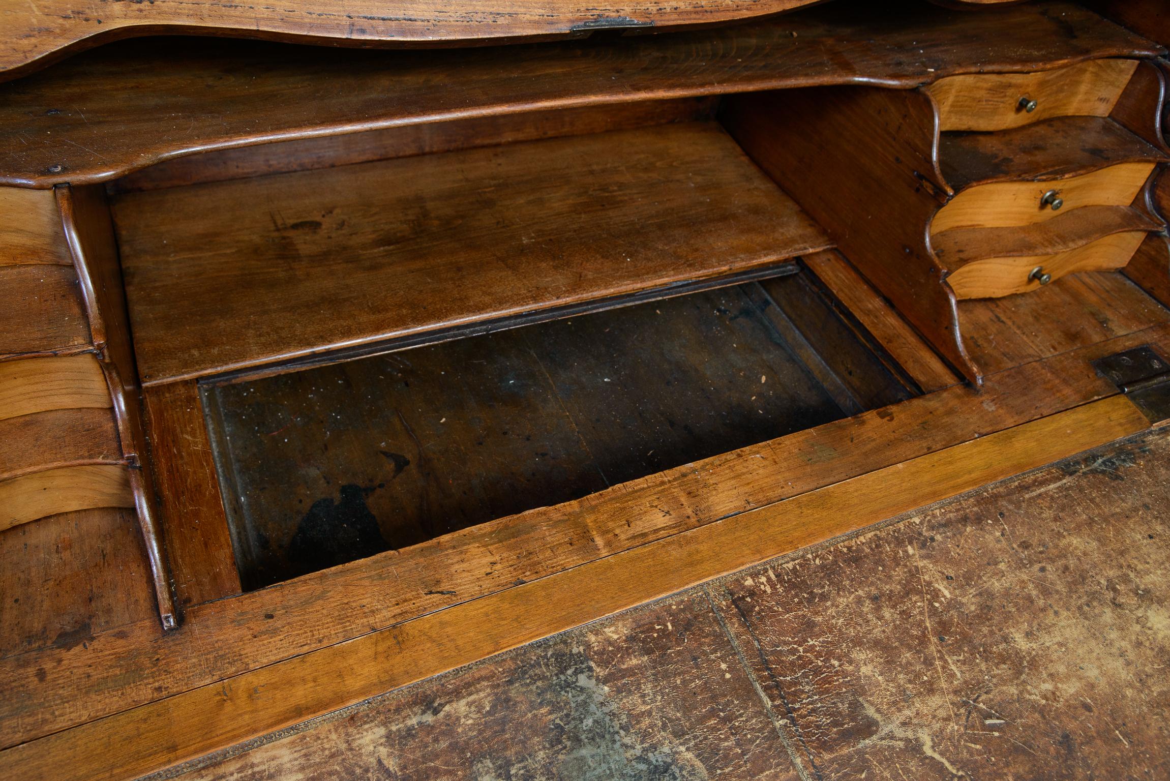 Louis XV.  Schreibtisch „Bureau De Pente“ , gelbe Birke, 18. Jahrhundert. im Zustand „Gut“ im Angebot in West Palm Beach, FL