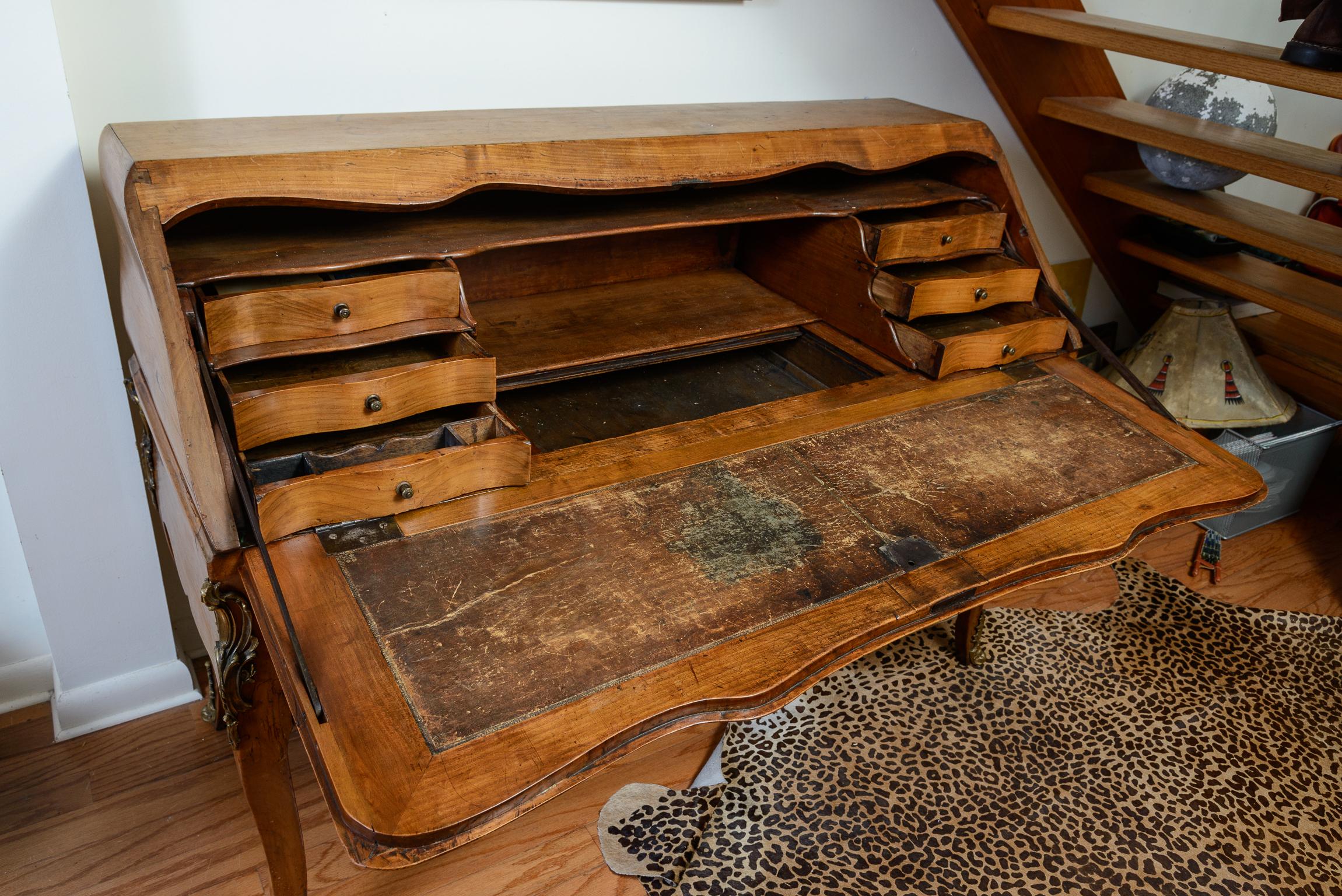 Louis XV.  Schreibtisch „Bureau De Pente“ , gelbe Birke, 18. Jahrhundert. (Holz) im Angebot