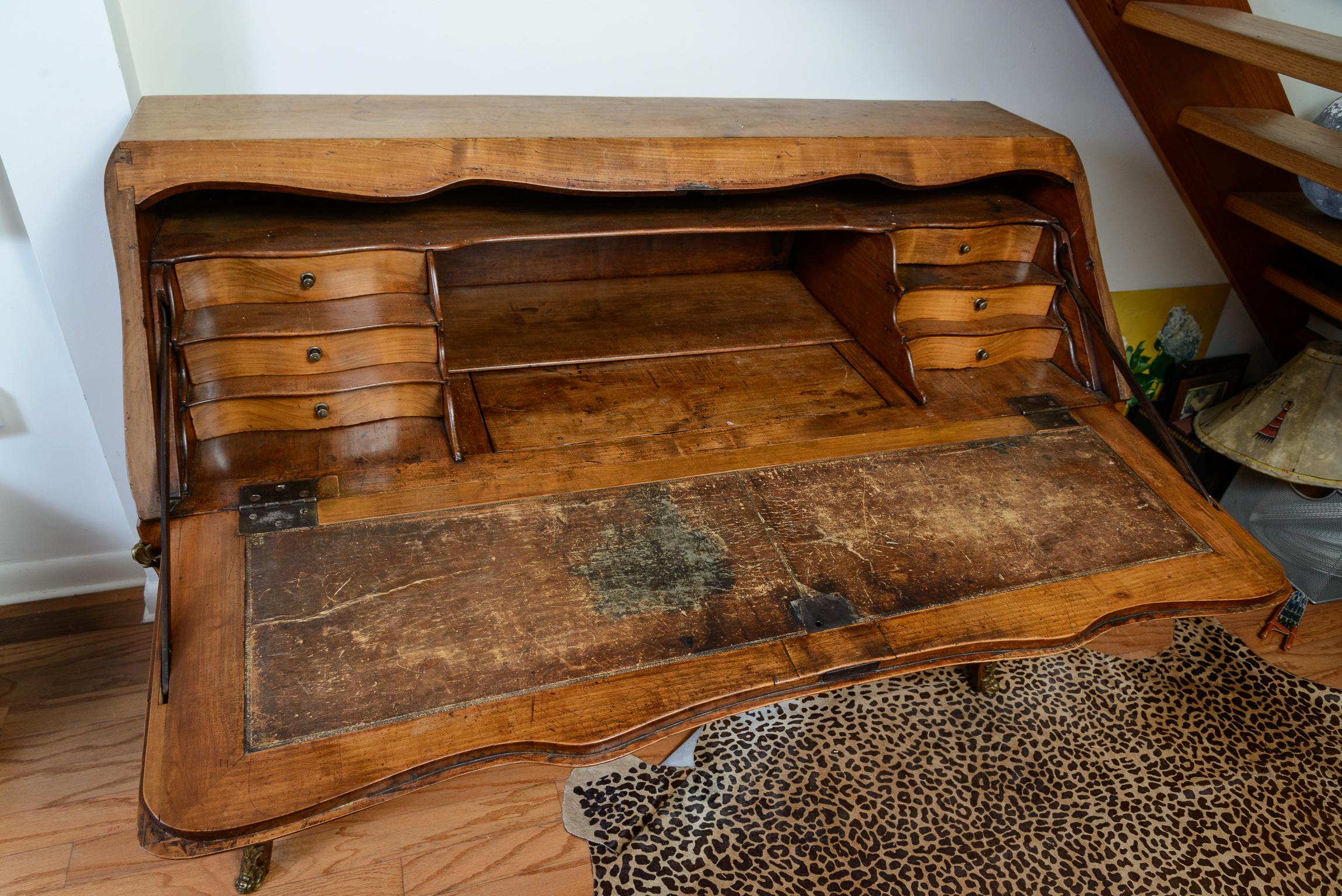 Louis XV.  Schreibtisch „Bureau De Pente“ , gelbe Birke, 18. Jahrhundert. im Angebot 1