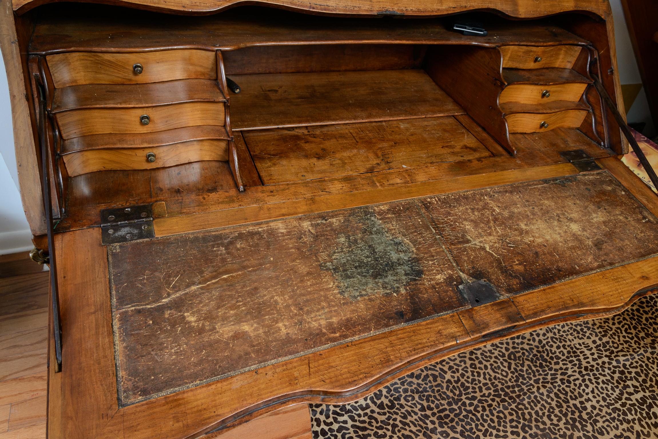 Louis XV.  Schreibtisch „Bureau De Pente“ , gelbe Birke, 18. Jahrhundert. im Angebot 2