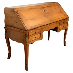 Louis XV.  Schreibtisch „Bureau De Pente“ , gelbe Birke, 18. Jahrhundert.