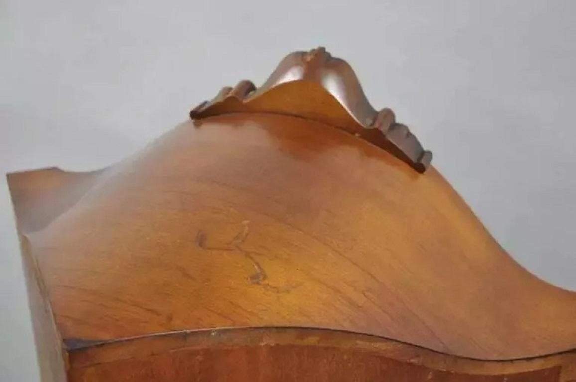 Piccolo mobile Curio angolare francese Luigi XV in stile intarsio floreale in noce in vendita 5