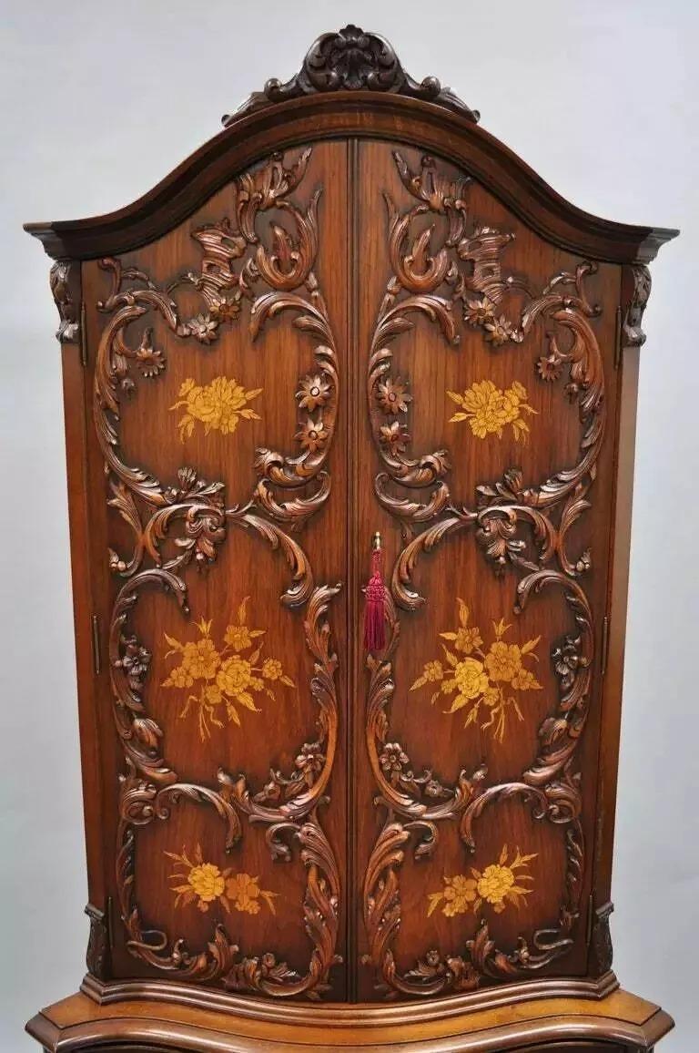 Antique French Louis XV Style Small Walnut Satinwood Inlay Corner Curio China Cabinet. L'articolo presenta un frontale a serpentina, un intarsio floreale in legno di raso, fiori finemente intagliati e volute acanti in rilievo, dimensioni ridotte,