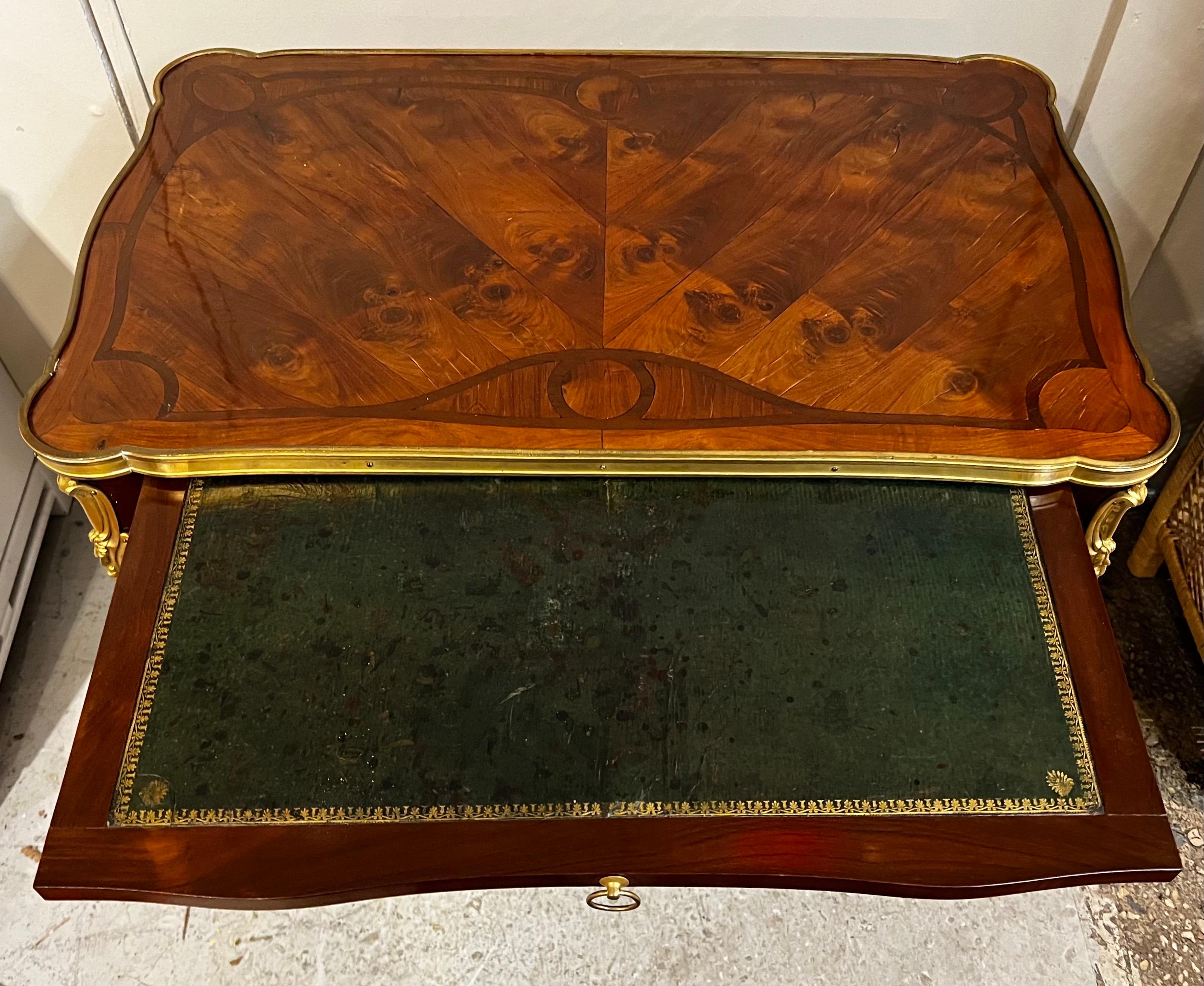 Piccolo scrittoio francese Luigi XV con piano in pelle estraibile in vendita 5