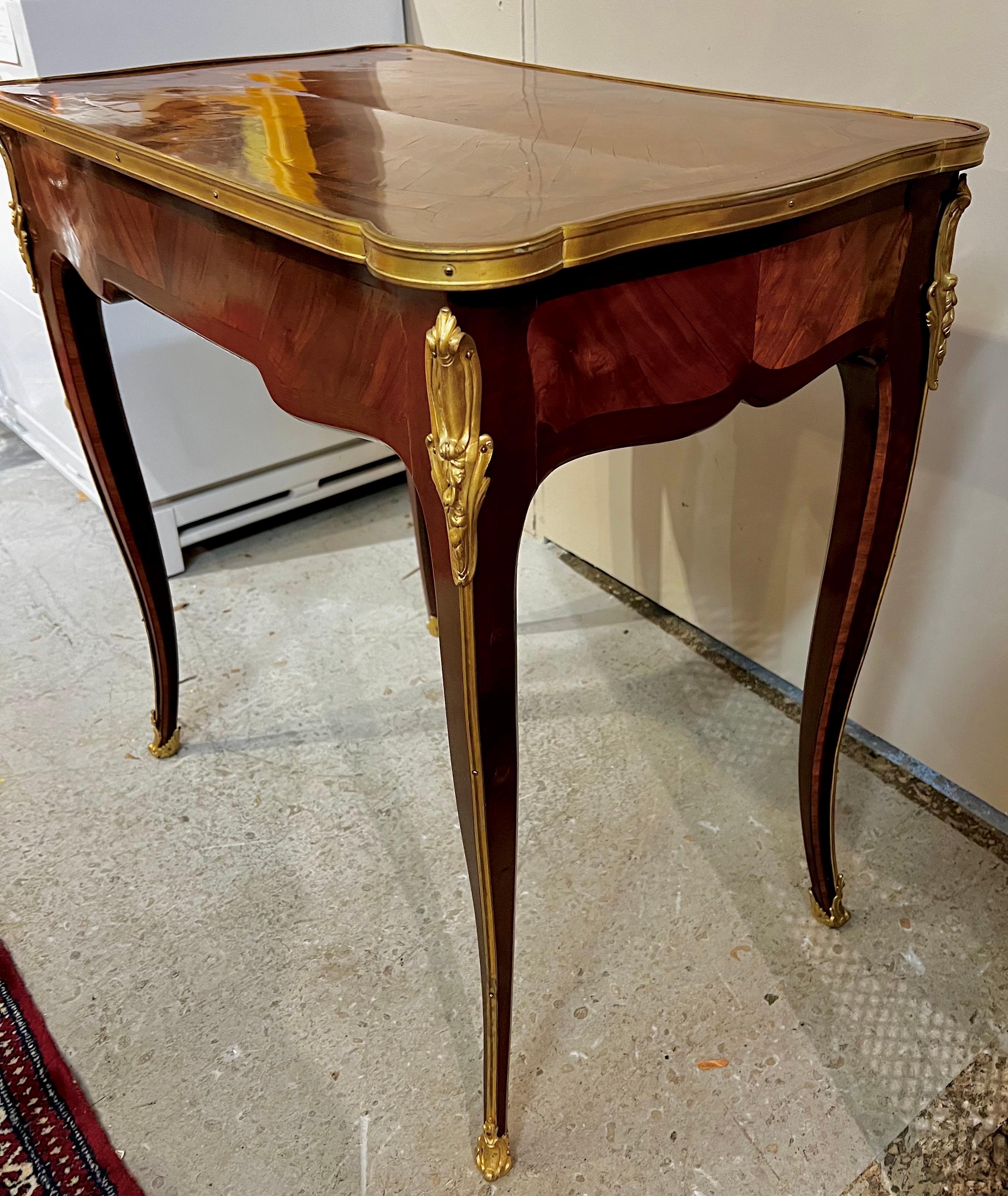 Francese Piccolo scrittoio francese Luigi XV con piano in pelle estraibile in vendita