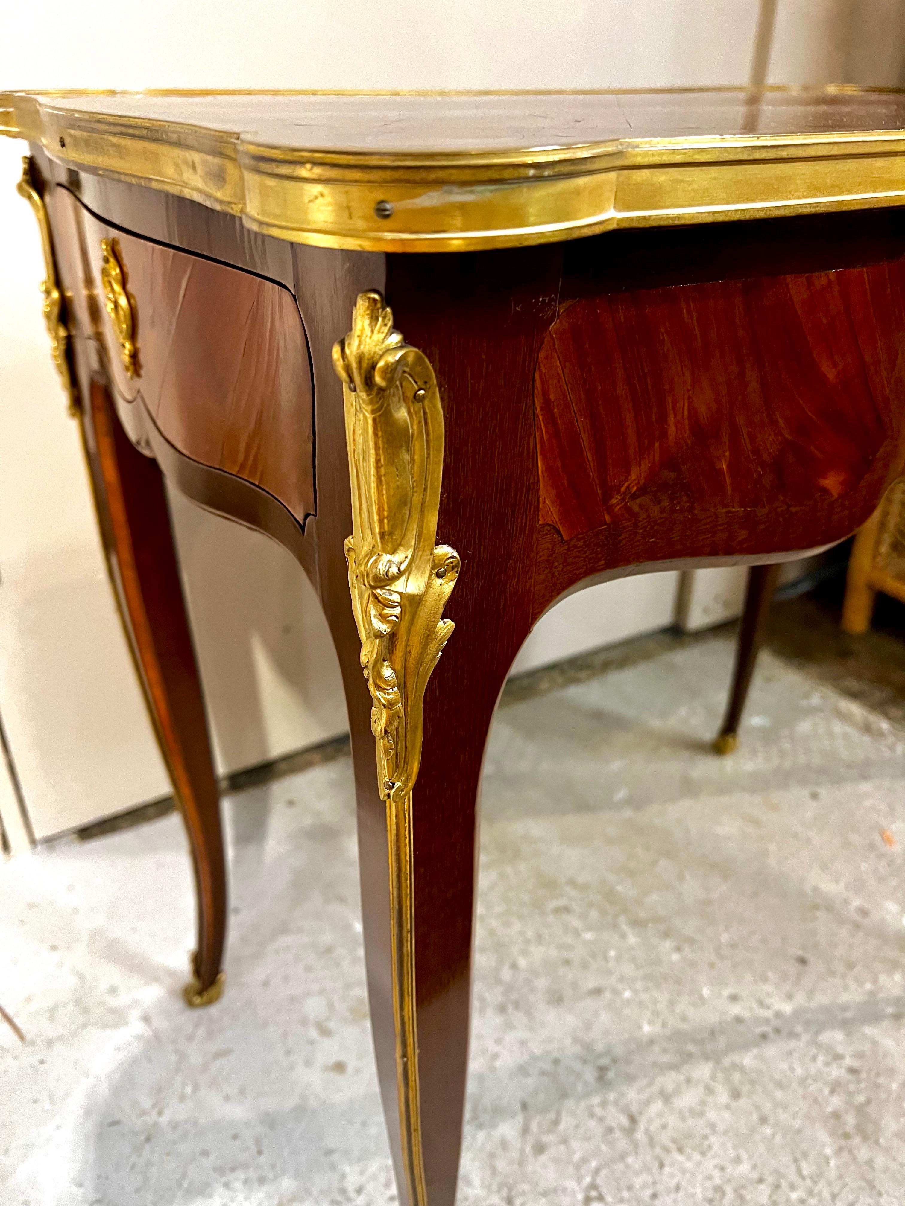 Piccolo scrittoio francese Luigi XV con piano in pelle estraibile In condizioni buone in vendita a West Hartford, CT