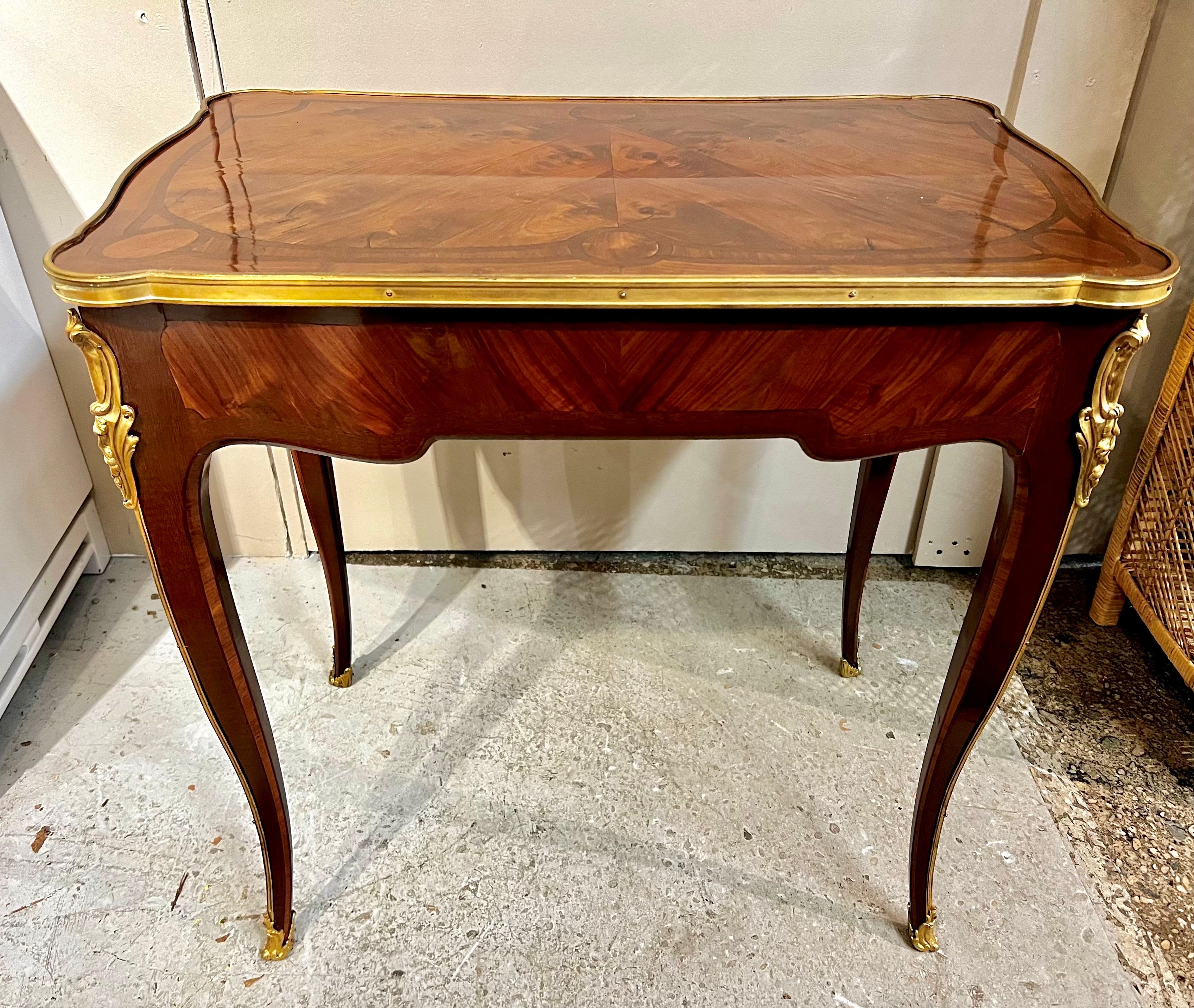 Bronzo Piccolo scrittoio francese Luigi XV con piano in pelle estraibile in vendita