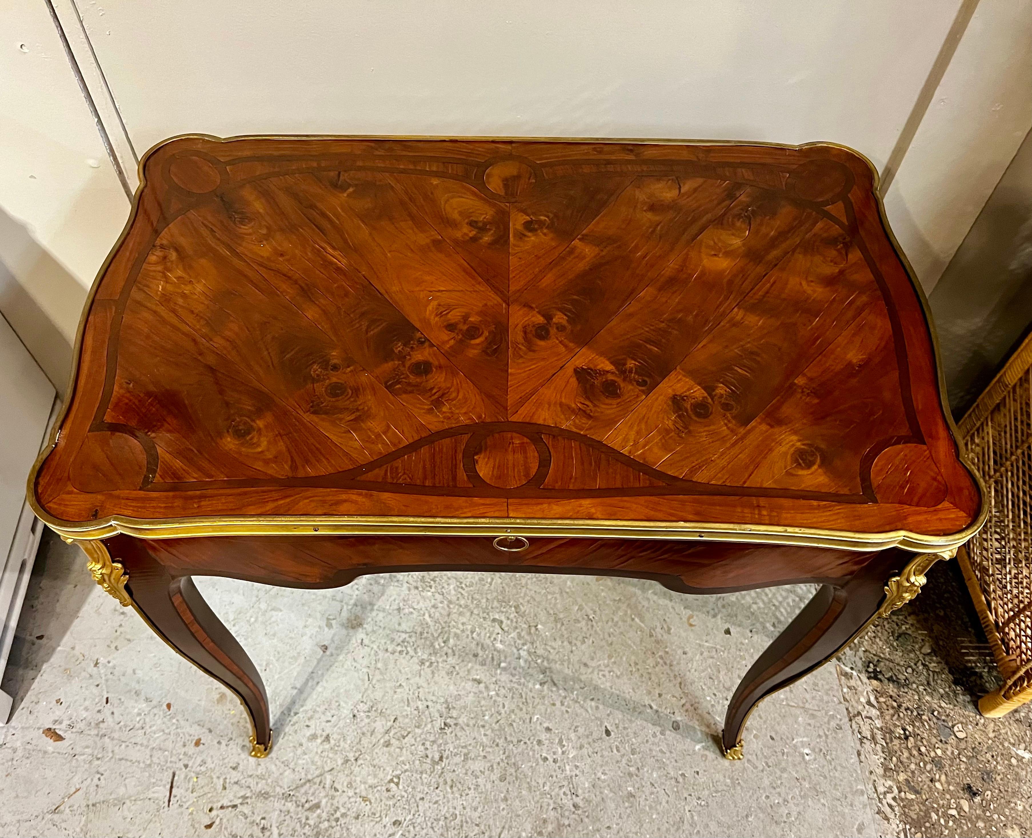 Piccolo scrittoio francese Luigi XV con piano in pelle estraibile in vendita 3