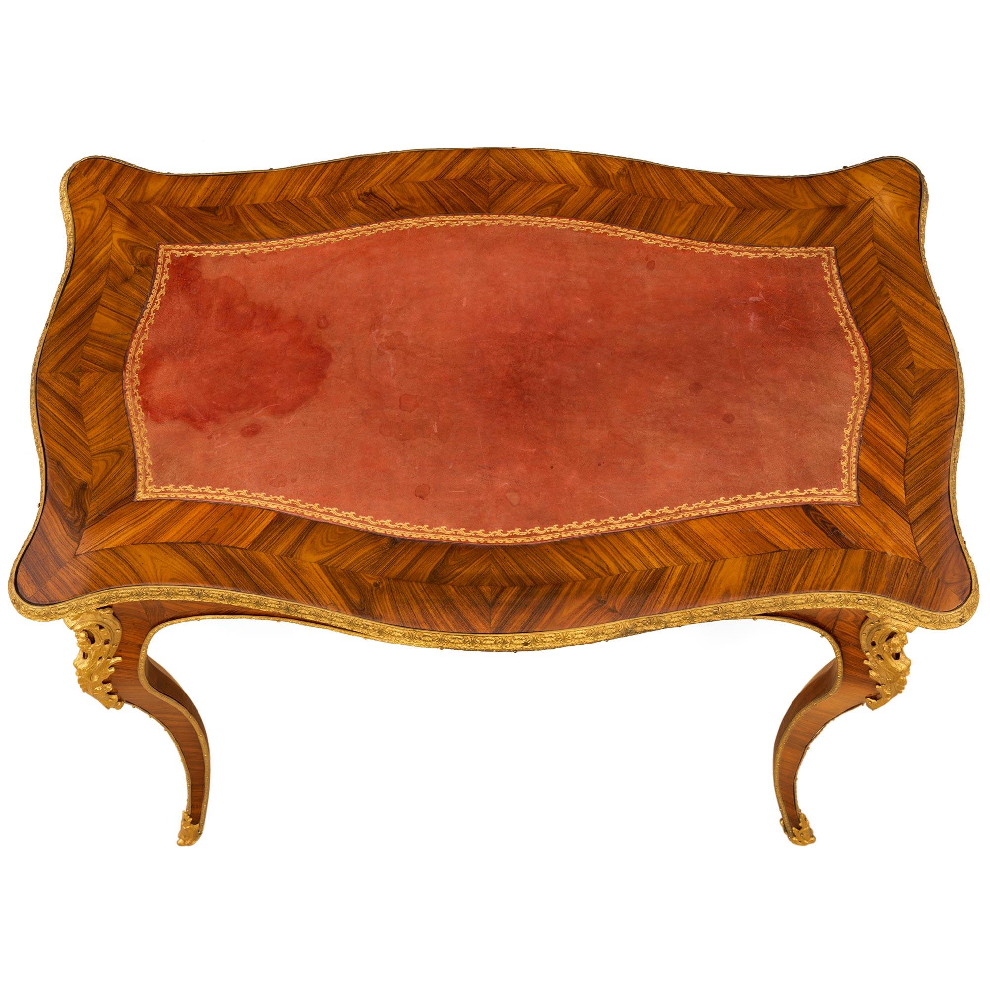 Ein äußerst eleganter und hochwertiger französischer Beistelltisch aus Tulipholz und Ormolu des 19. Jahrhunderts im Stil Louis XV. Der Tisch steht auf schlanken, elegant geschwungenen, konisch zulaufenden Beinen, die in fein gearbeiteten, foliierten