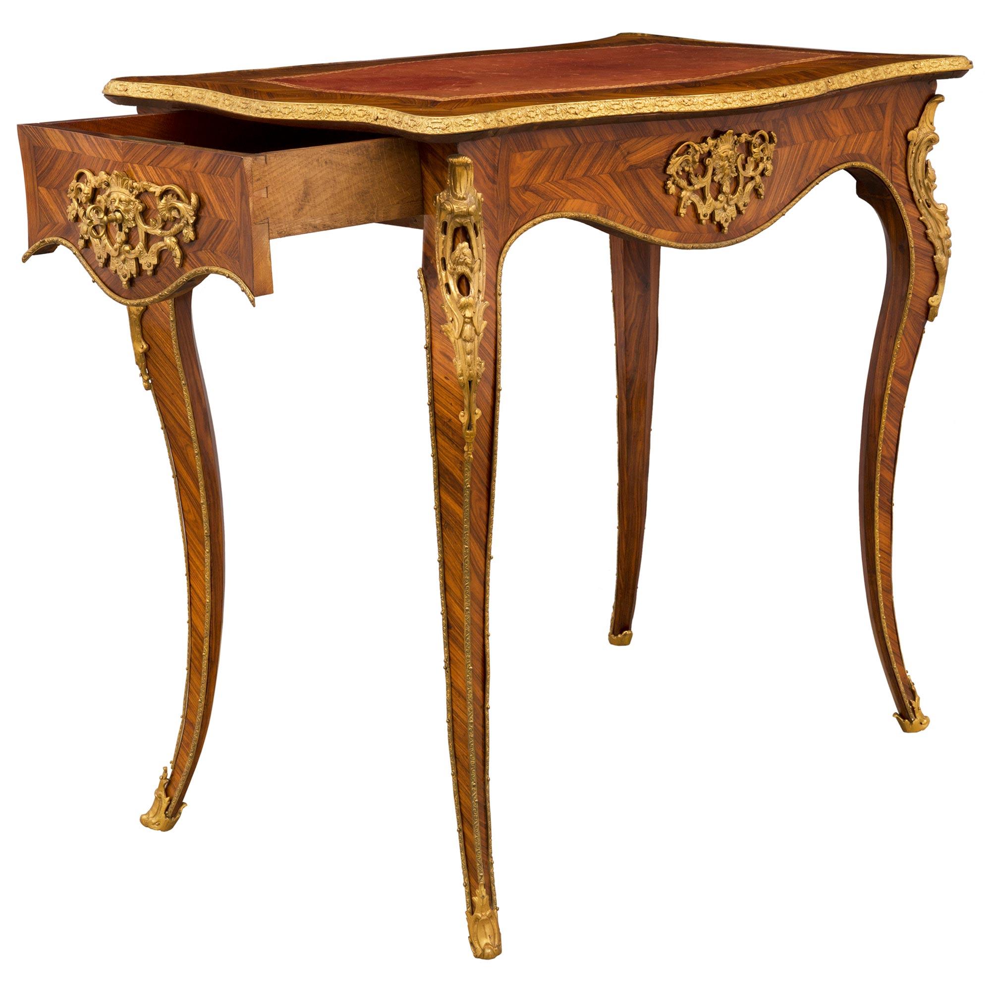 Mesa francesa de marquetería de madera de tulipán de San Luis XV del siglo XIX en Bueno estado para la venta en West Palm Beach, FL