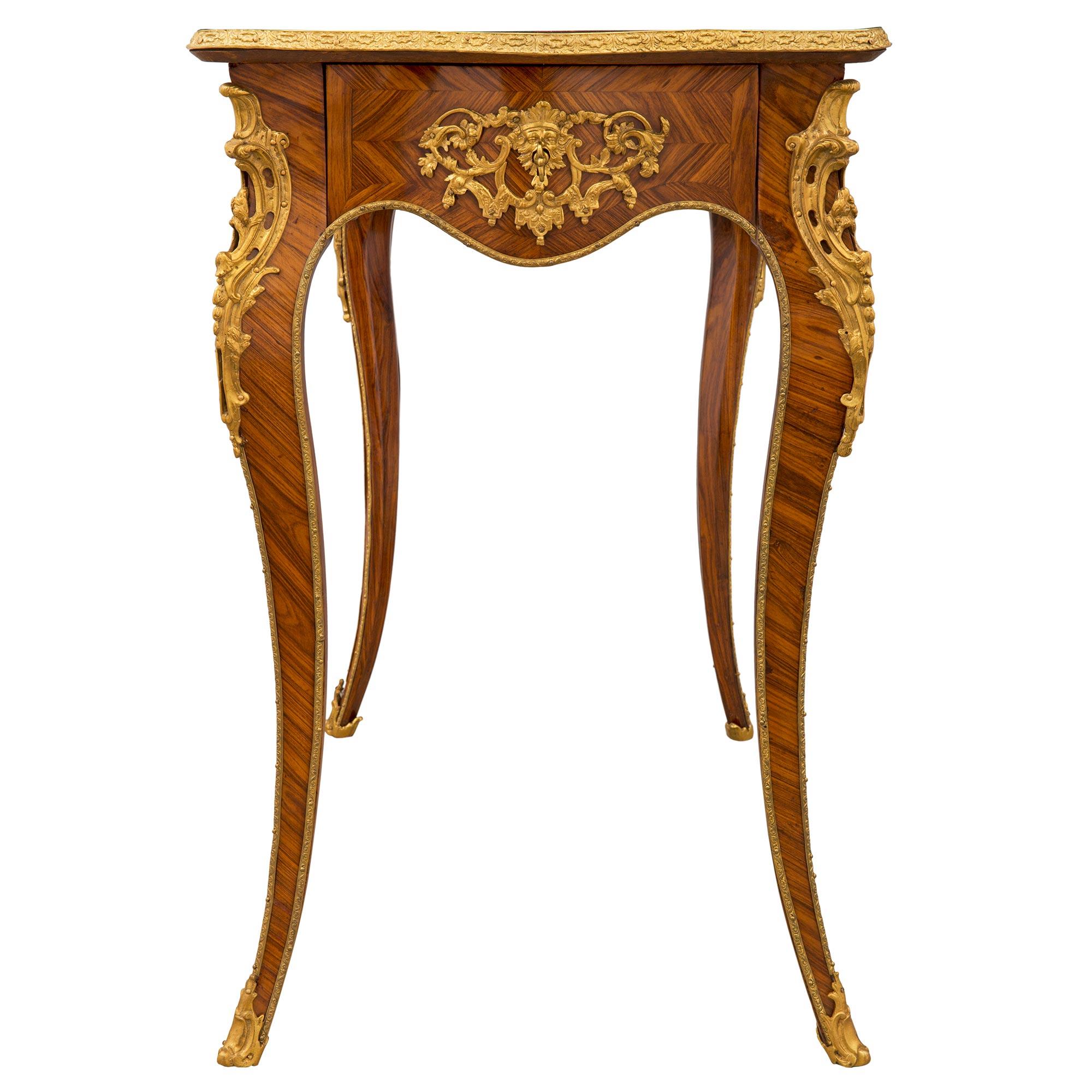 Tulpenholz-Intarsientisch im Louis-XV-Stil des 19. Jahrhunderts (Goldbronze) im Angebot