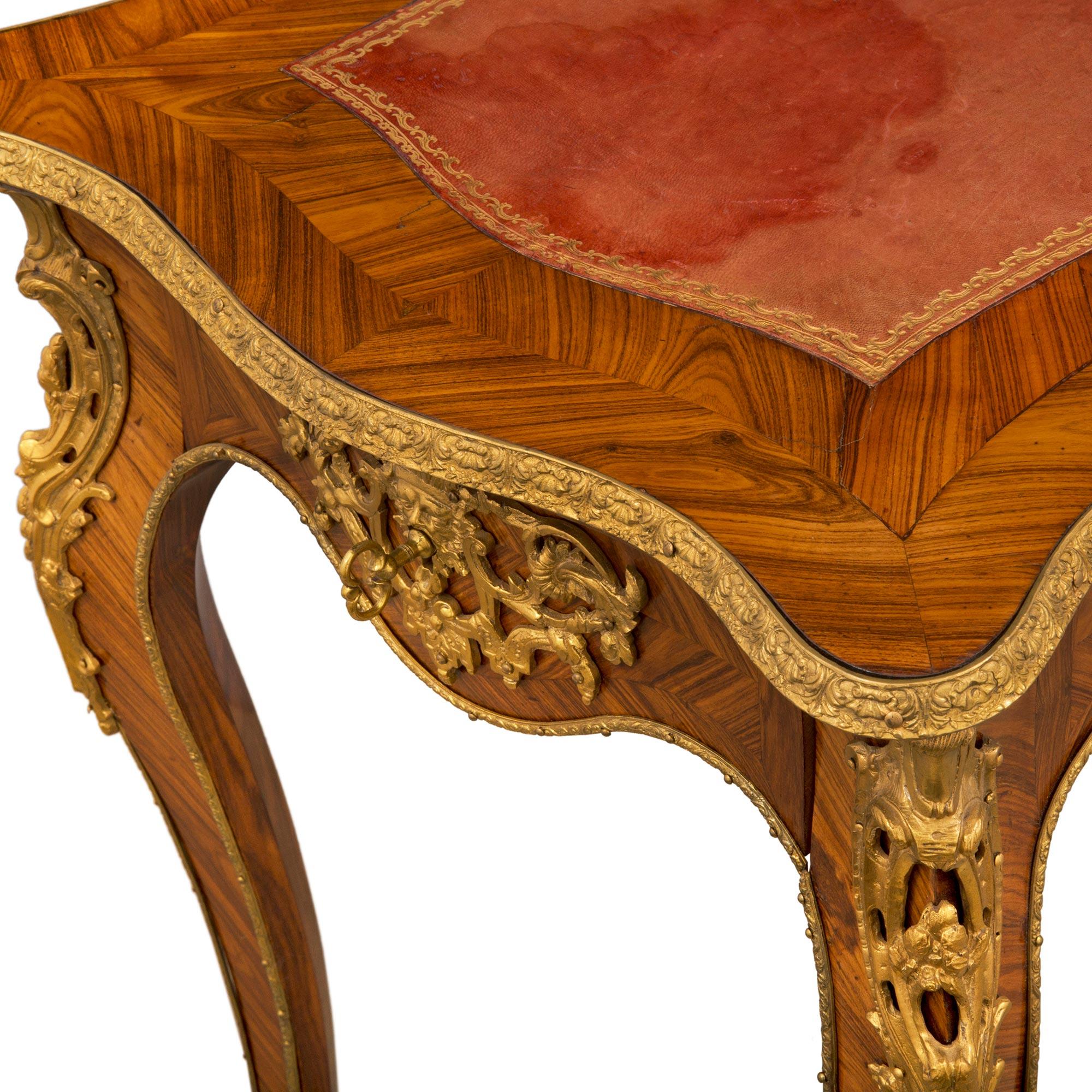 Tulpenholz-Intarsientisch im Louis-XV-Stil des 19. Jahrhunderts im Angebot 1