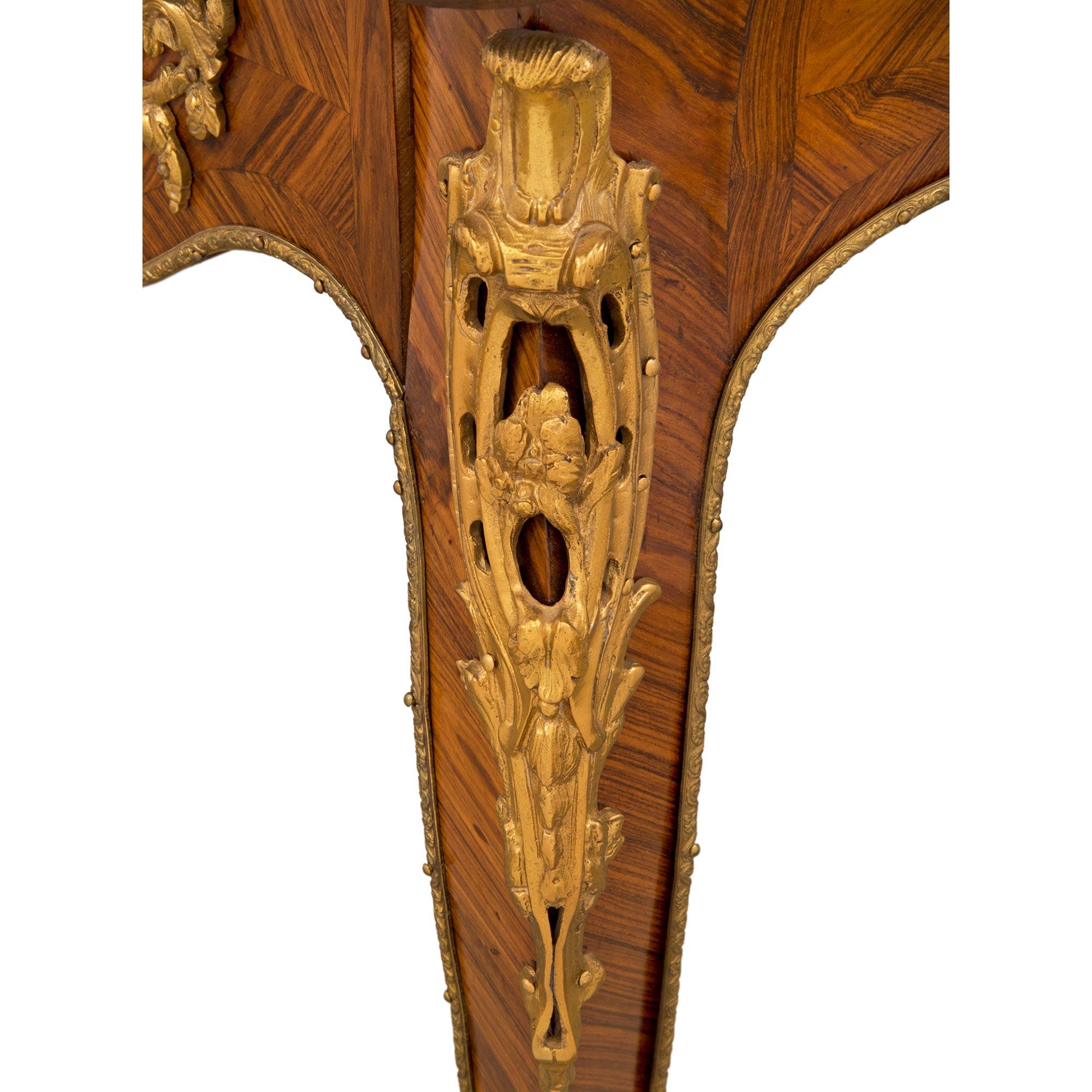 Tulpenholz-Intarsientisch im Louis-XV-Stil des 19. Jahrhunderts im Angebot 2