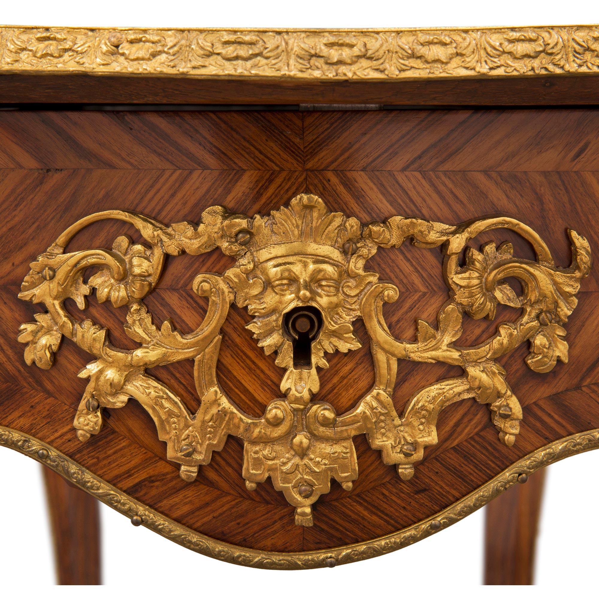 Mesa francesa de marquetería de madera de tulipán de San Luis XV del siglo XIX en venta 4