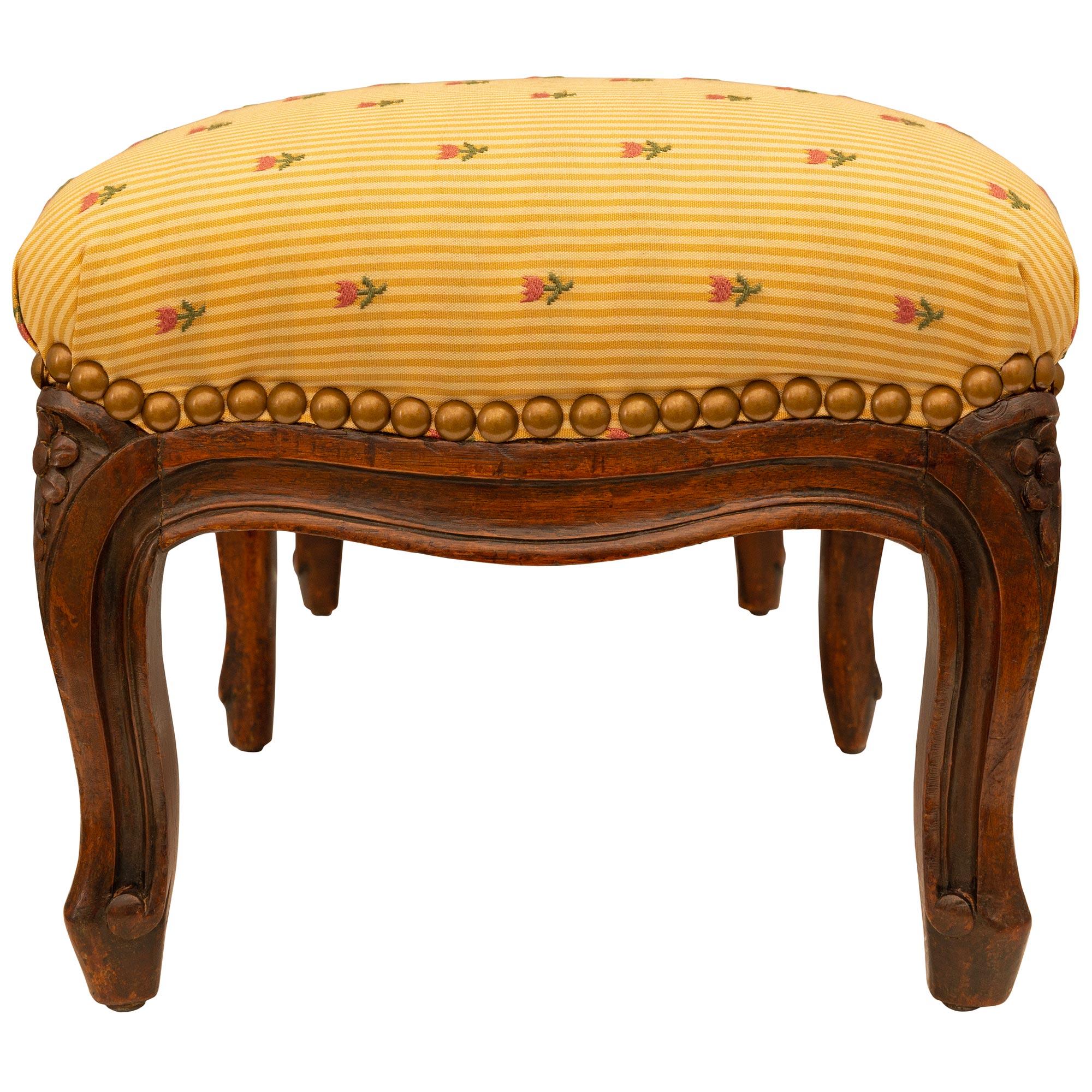 Banc bas Louis XV français du milieu du XIXe siècle Bon état - En vente à West Palm Beach, FL