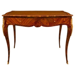Table d'appoint française Louis XV en bois de tulipier et bois de violette
