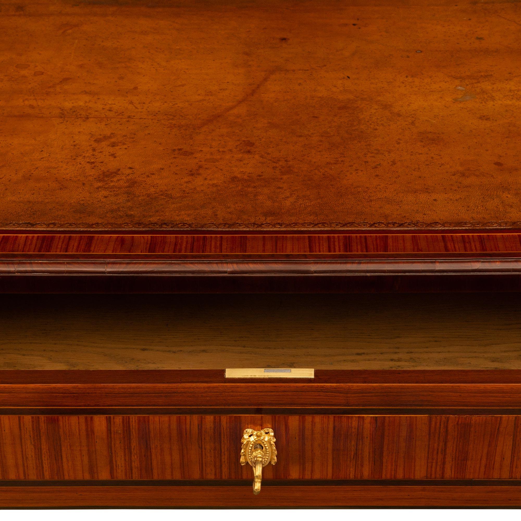 Schreibtisch aus Tulpenholz, Veilchenholz und Goldbronze im französischen Louis-XV-Stil, signiert Krieger im Angebot 4