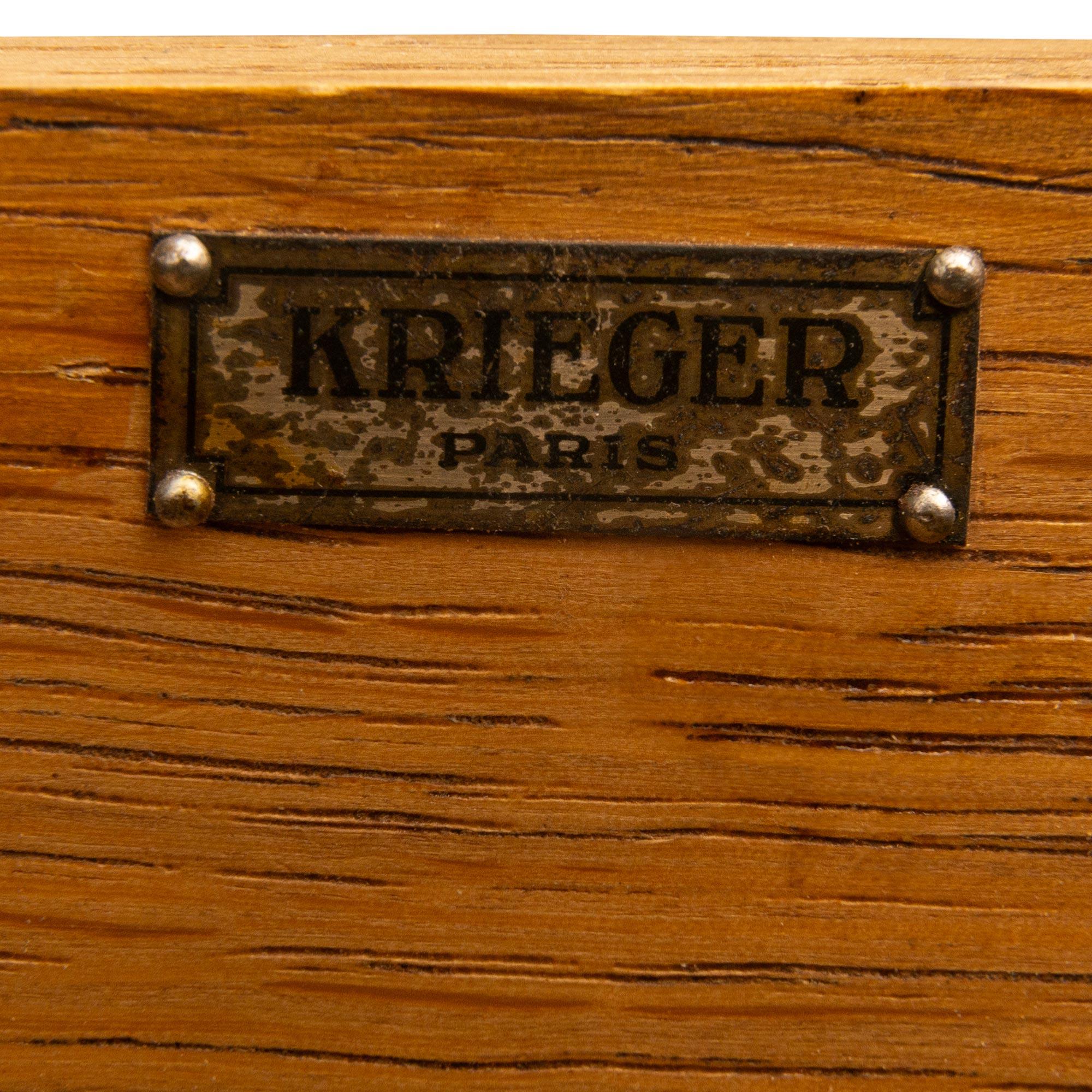 Bureau français Louis XV en bois de tulipier, bois de roi et bronze doré, signé par Krieger en vente 3