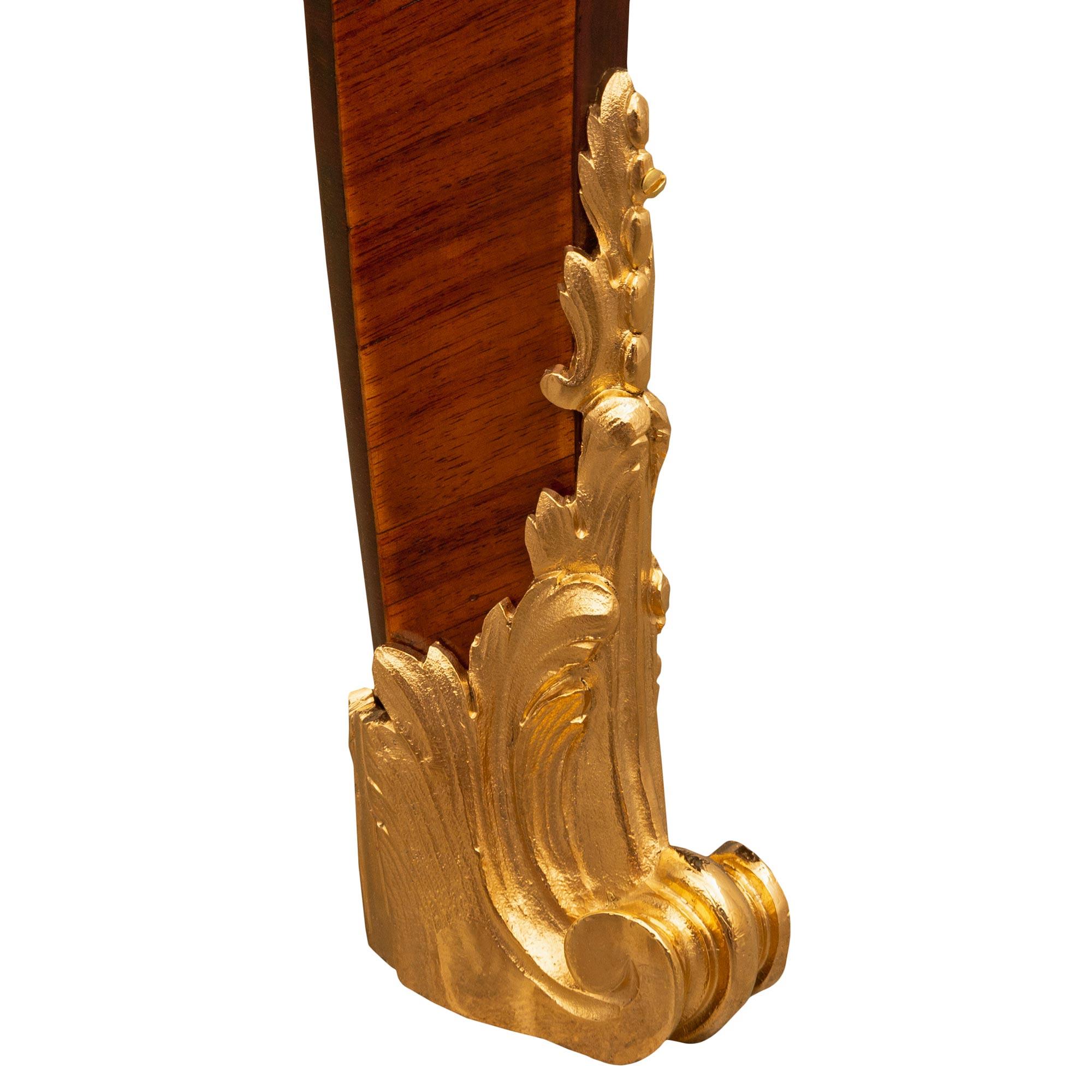 Bureau français Louis XV en bois de tulipier, bois de roi et bronze doré, signé par Krieger en vente 4
