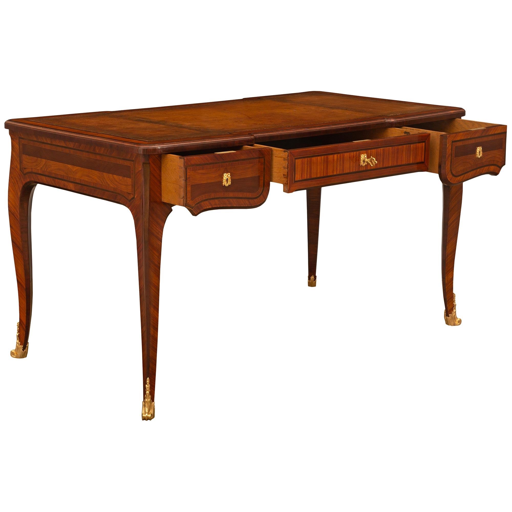 Schreibtisch aus Tulpenholz, Veilchenholz und Goldbronze im französischen Louis-XV-Stil, signiert Krieger (Französisch) im Angebot