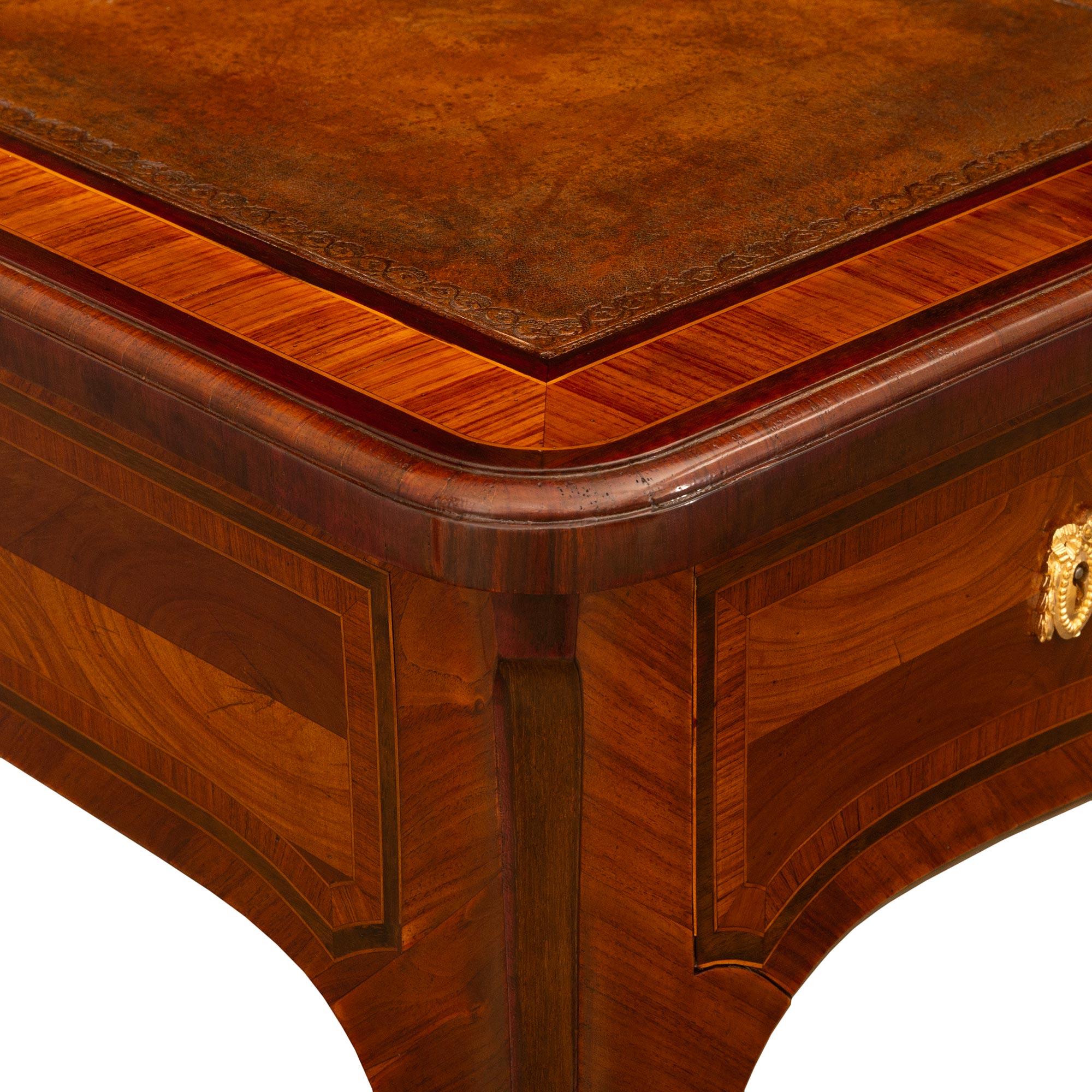 Schreibtisch aus Tulpenholz, Veilchenholz und Goldbronze im französischen Louis-XV-Stil, signiert Krieger (19. Jahrhundert) im Angebot