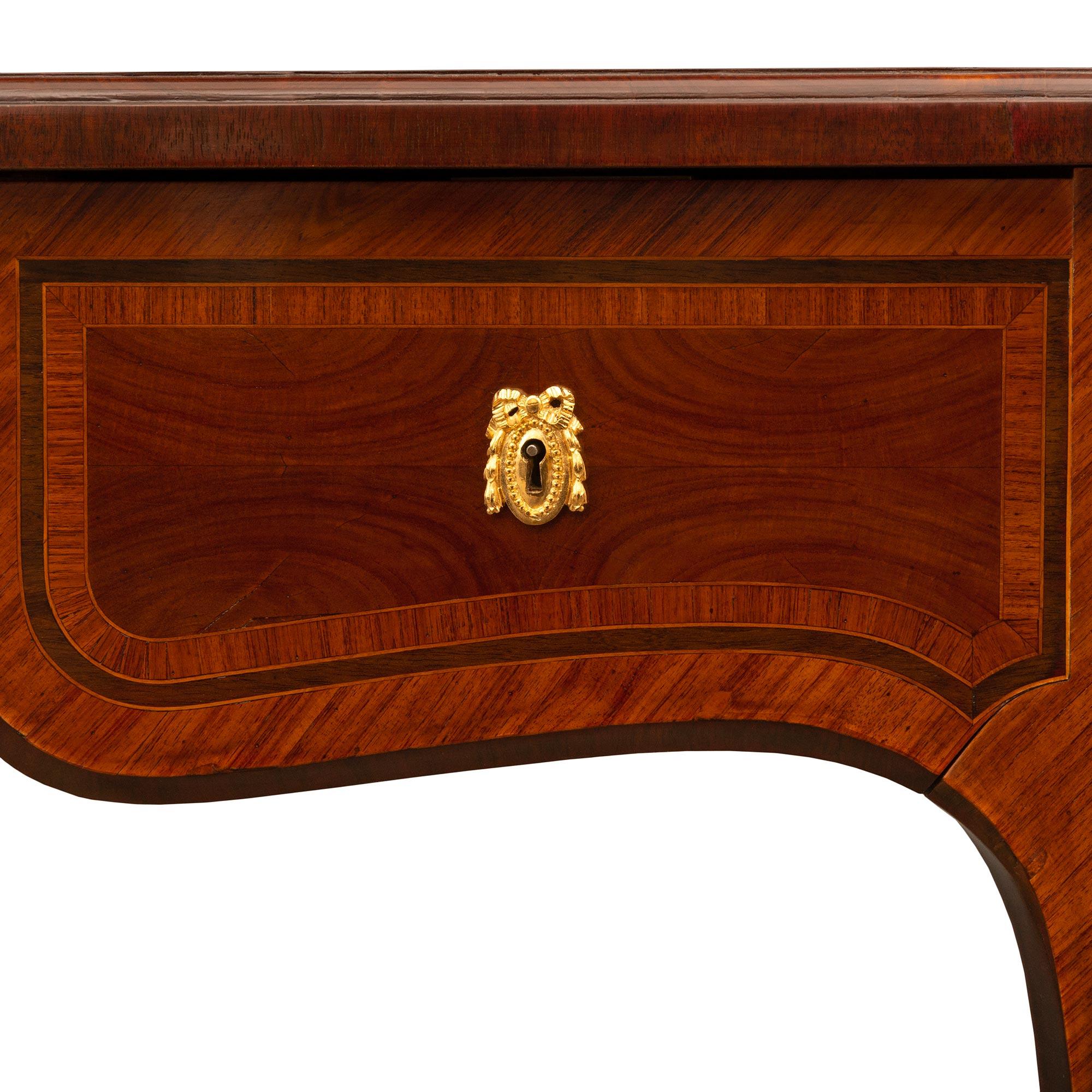 Schreibtisch aus Tulpenholz, Veilchenholz und Goldbronze im französischen Louis-XV-Stil, signiert Krieger im Angebot 1