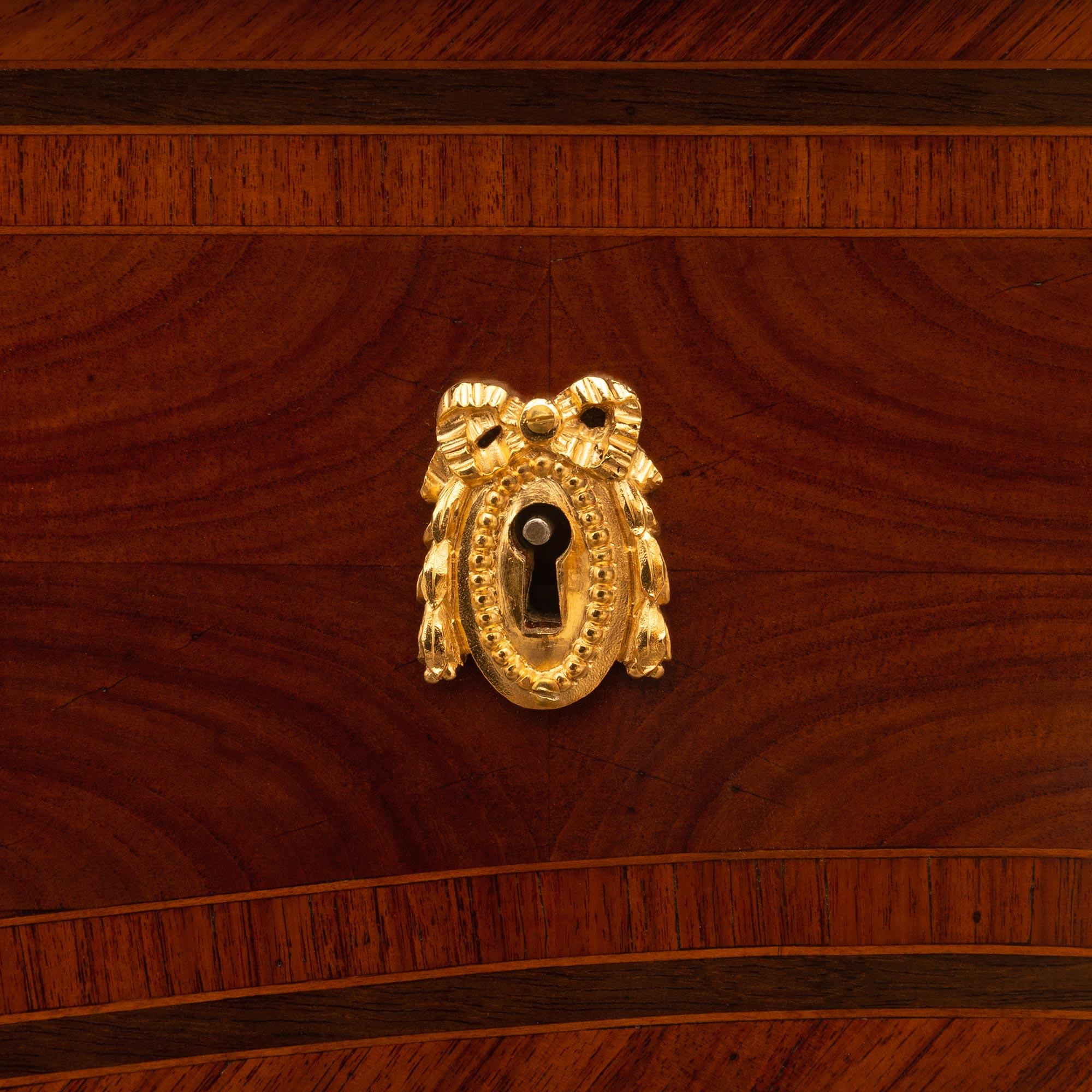 Schreibtisch aus Tulpenholz, Veilchenholz und Goldbronze im französischen Louis-XV-Stil, signiert Krieger im Angebot 2